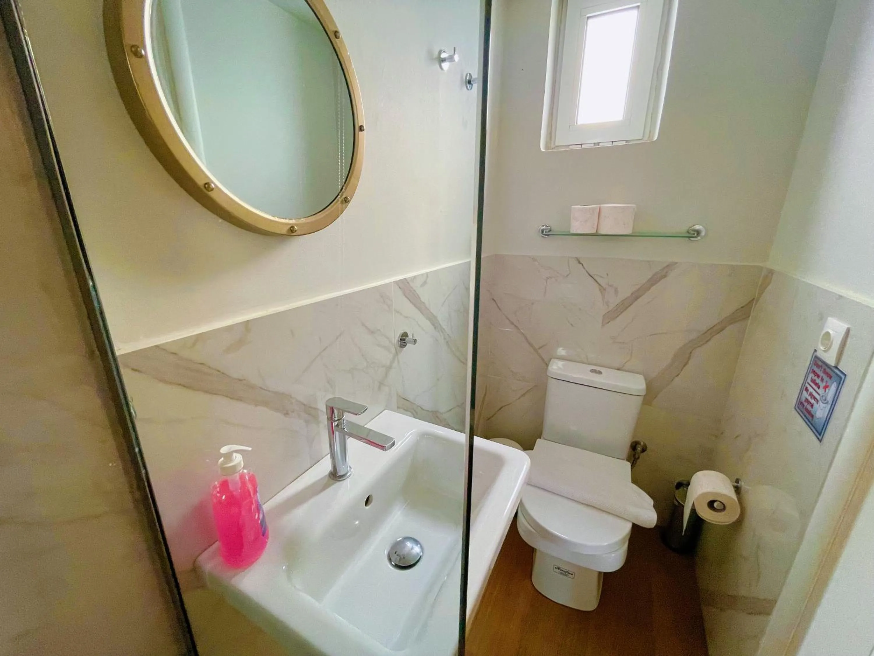 Shower in WSD Baia Acropolis Hotel Apartment