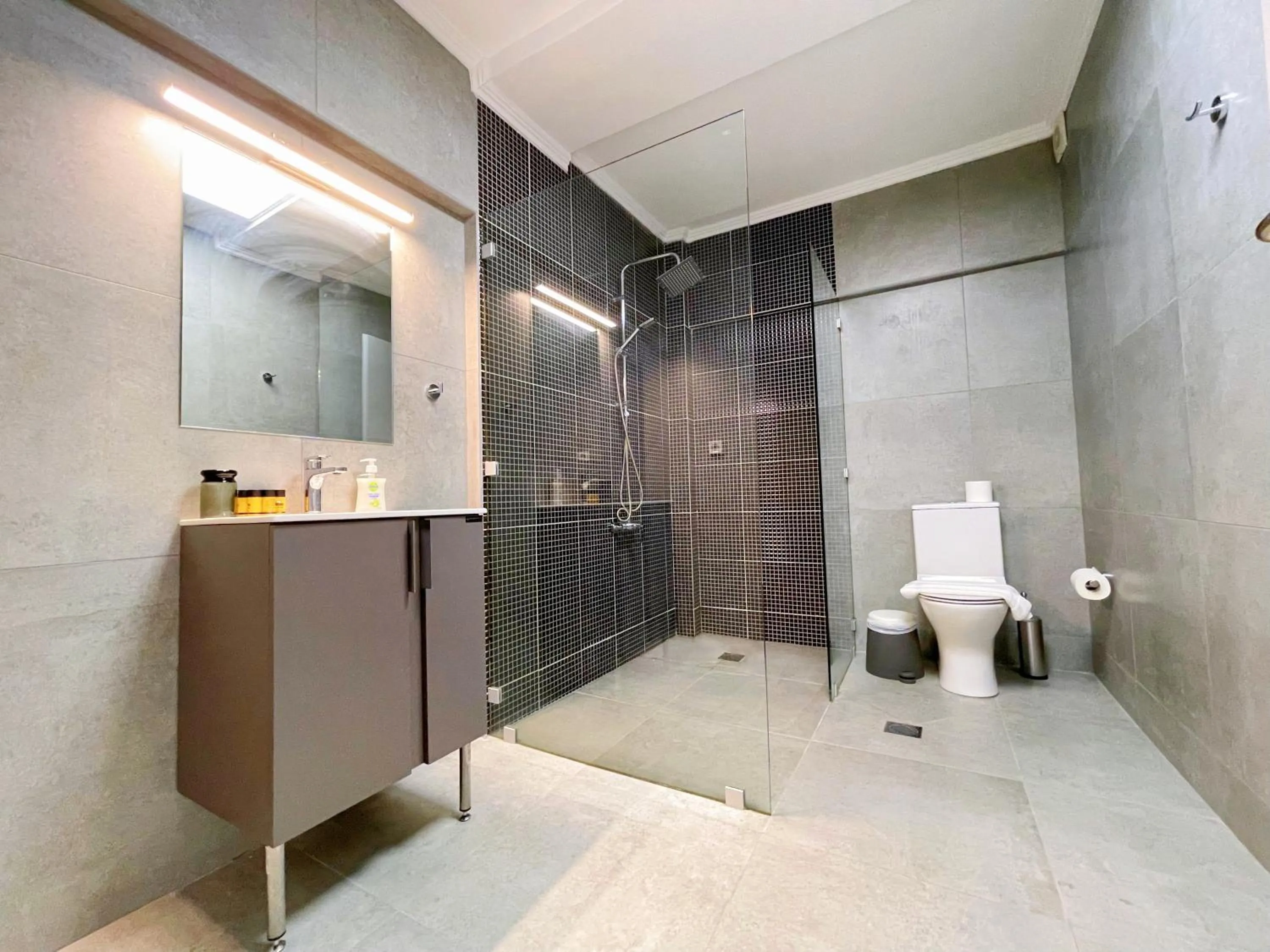 Shower in WSD Baia Acropolis Hotel Apartment