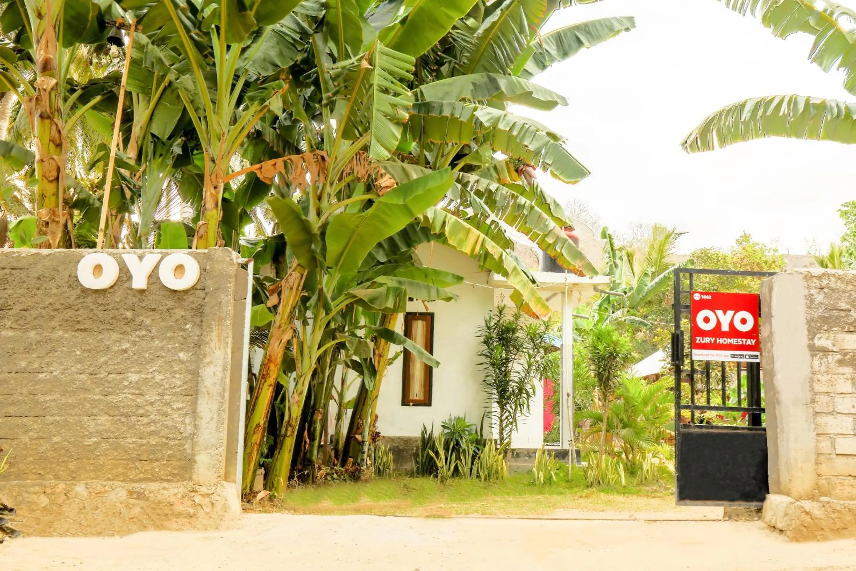 Facade/entrance in OYO 1662 Zury Homestay