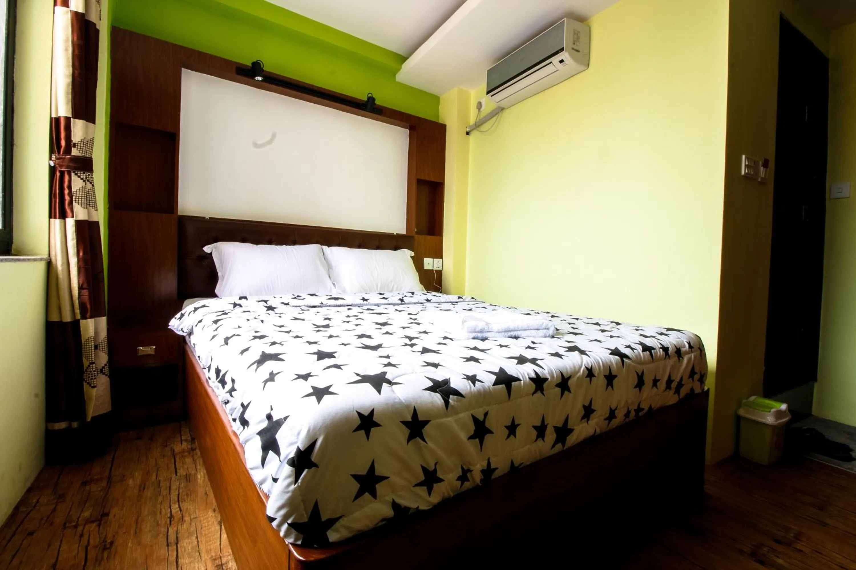 Bedroom, Bed in Everest Holiday Inn