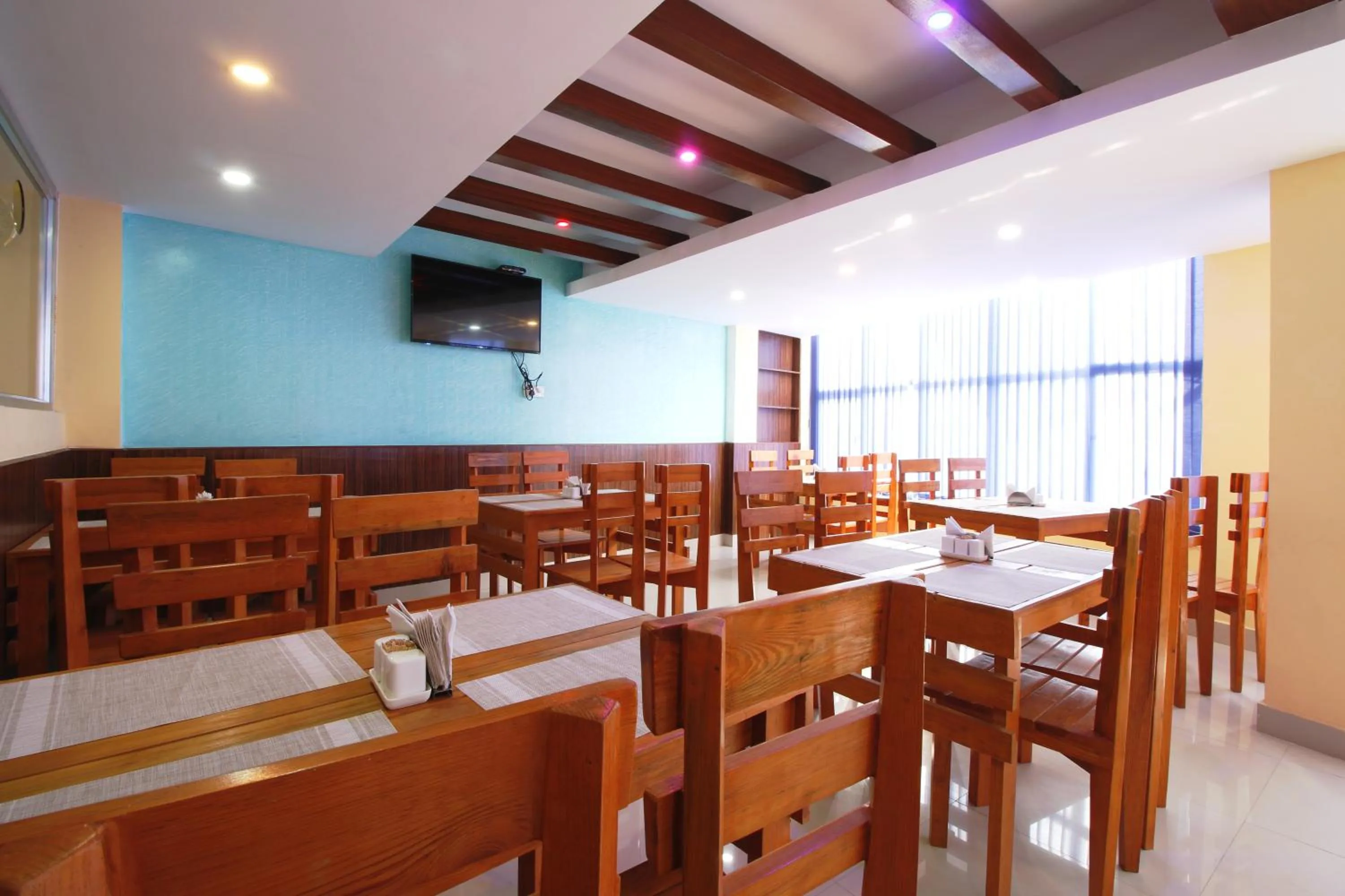Restaurant/places to eat in Everest Holiday Inn