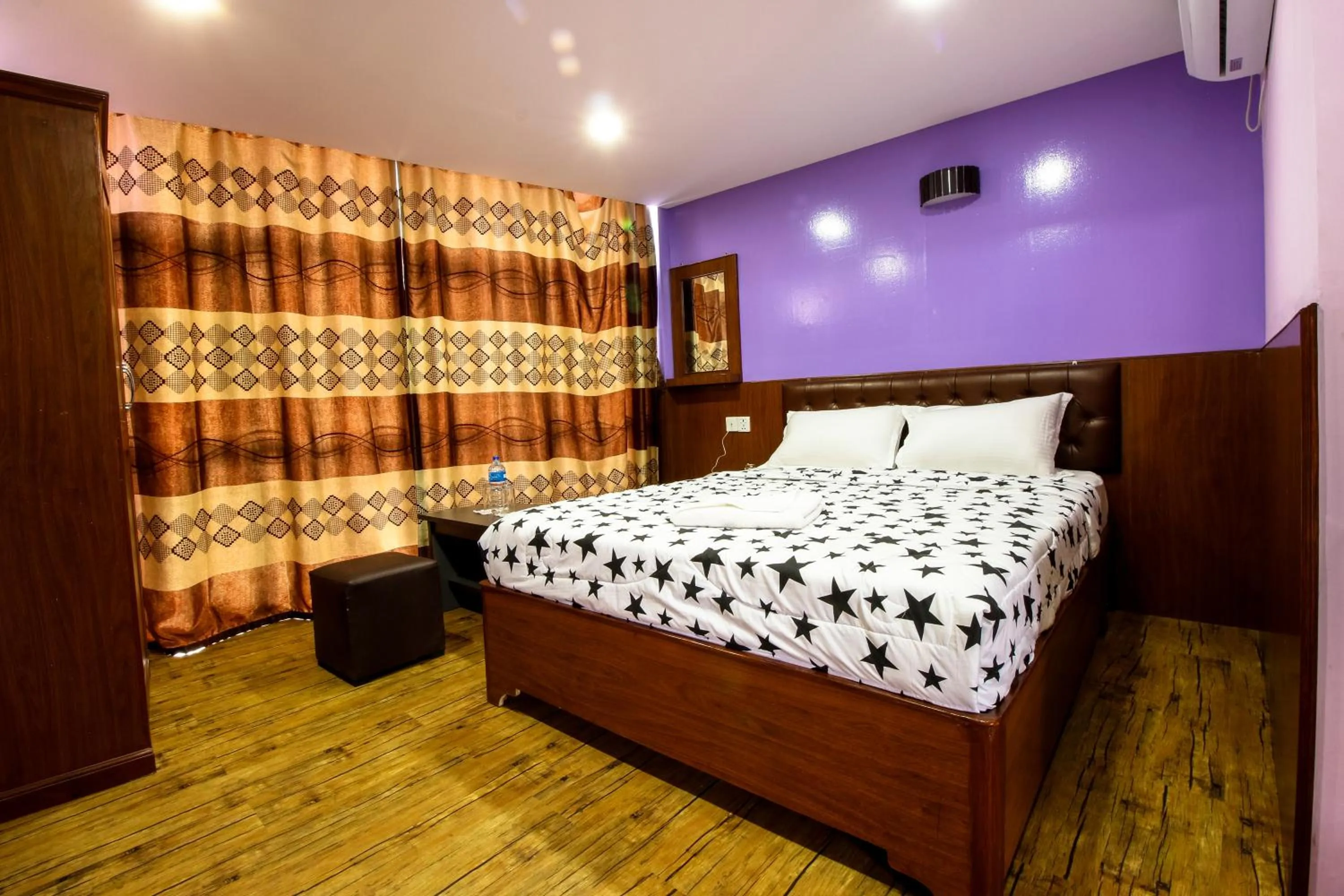 Bedroom, Bed in Everest Holiday Inn