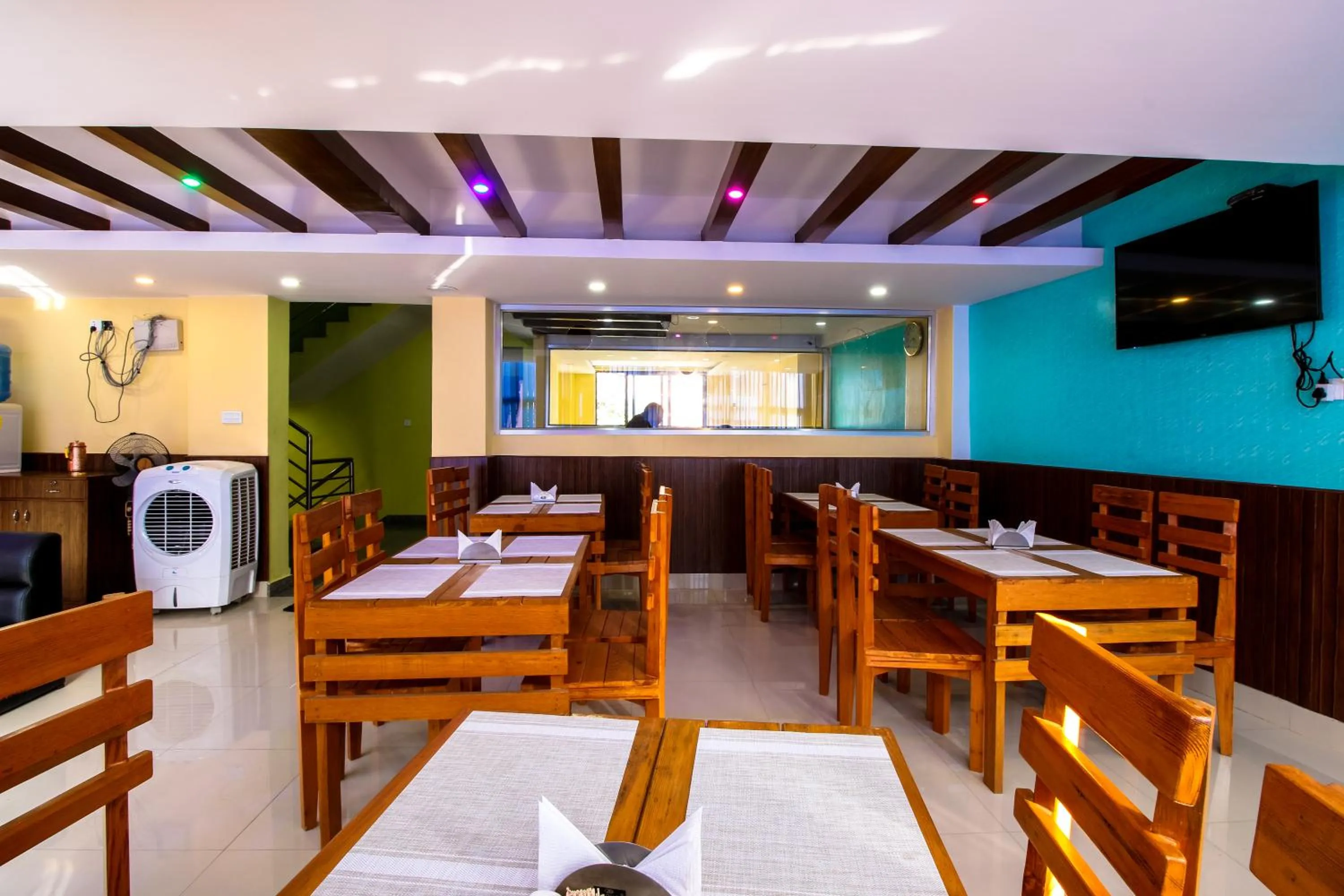 Restaurant/places to eat in Everest Holiday Inn