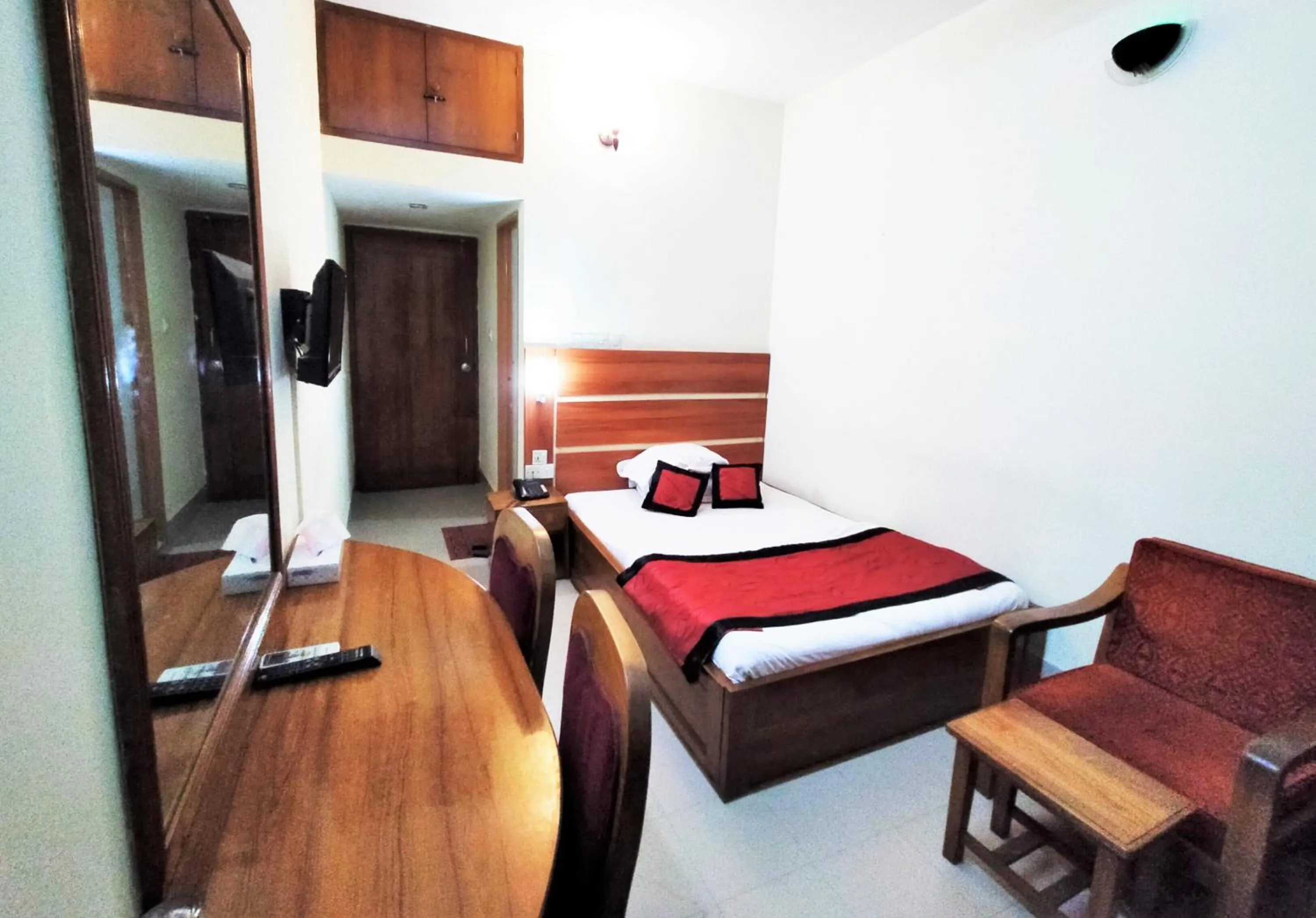 Photo of the whole room, Bed in Hotel Supreme