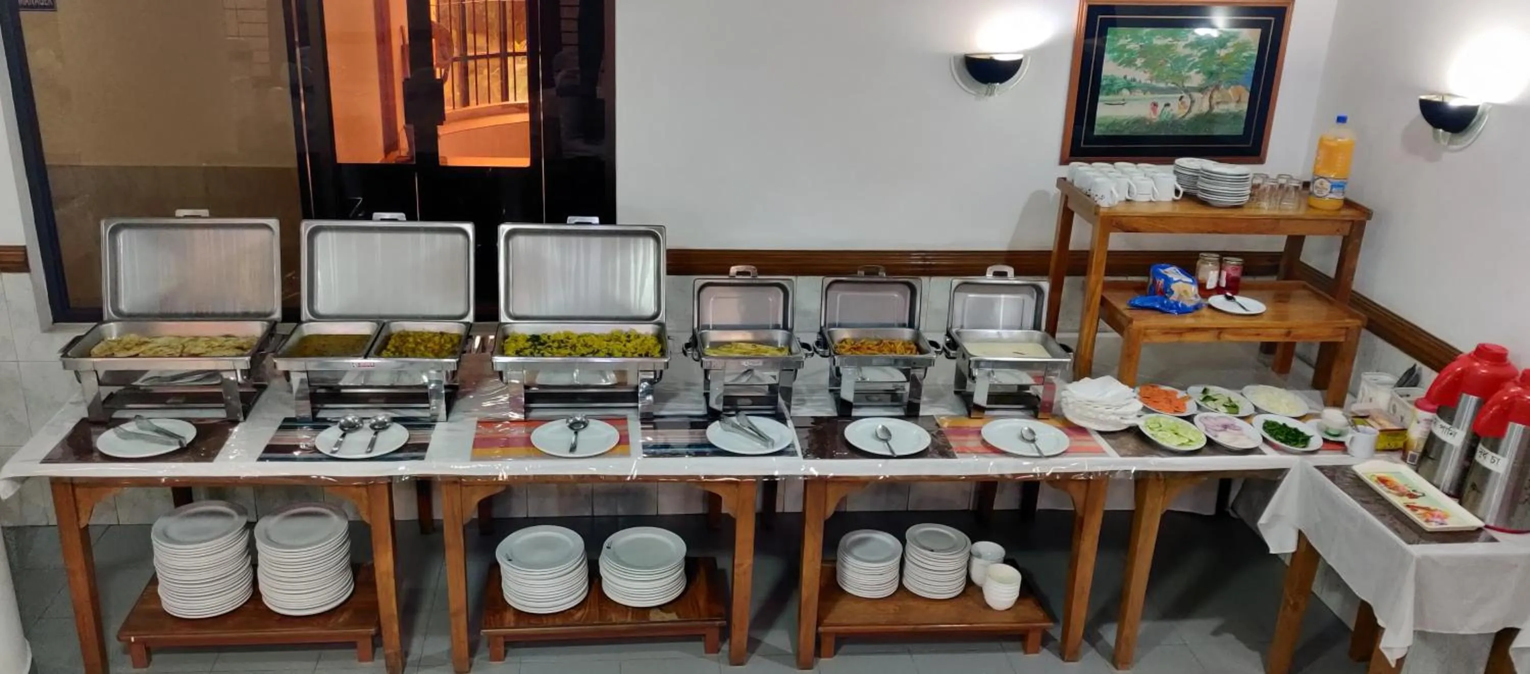 Restaurant/places to eat in Hotel Supreme