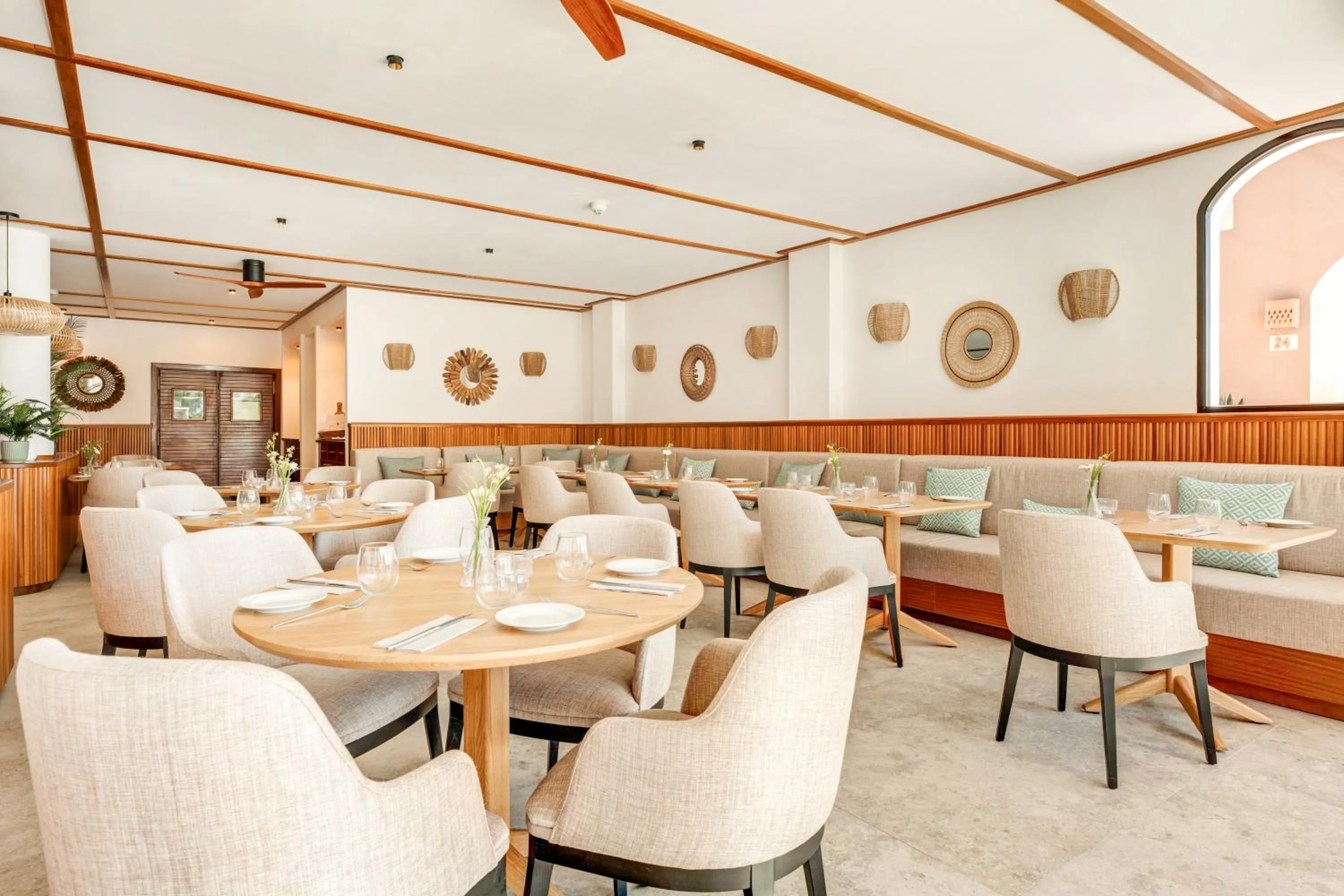 Restaurant/places to eat in Bahia Suites Camp de Mar