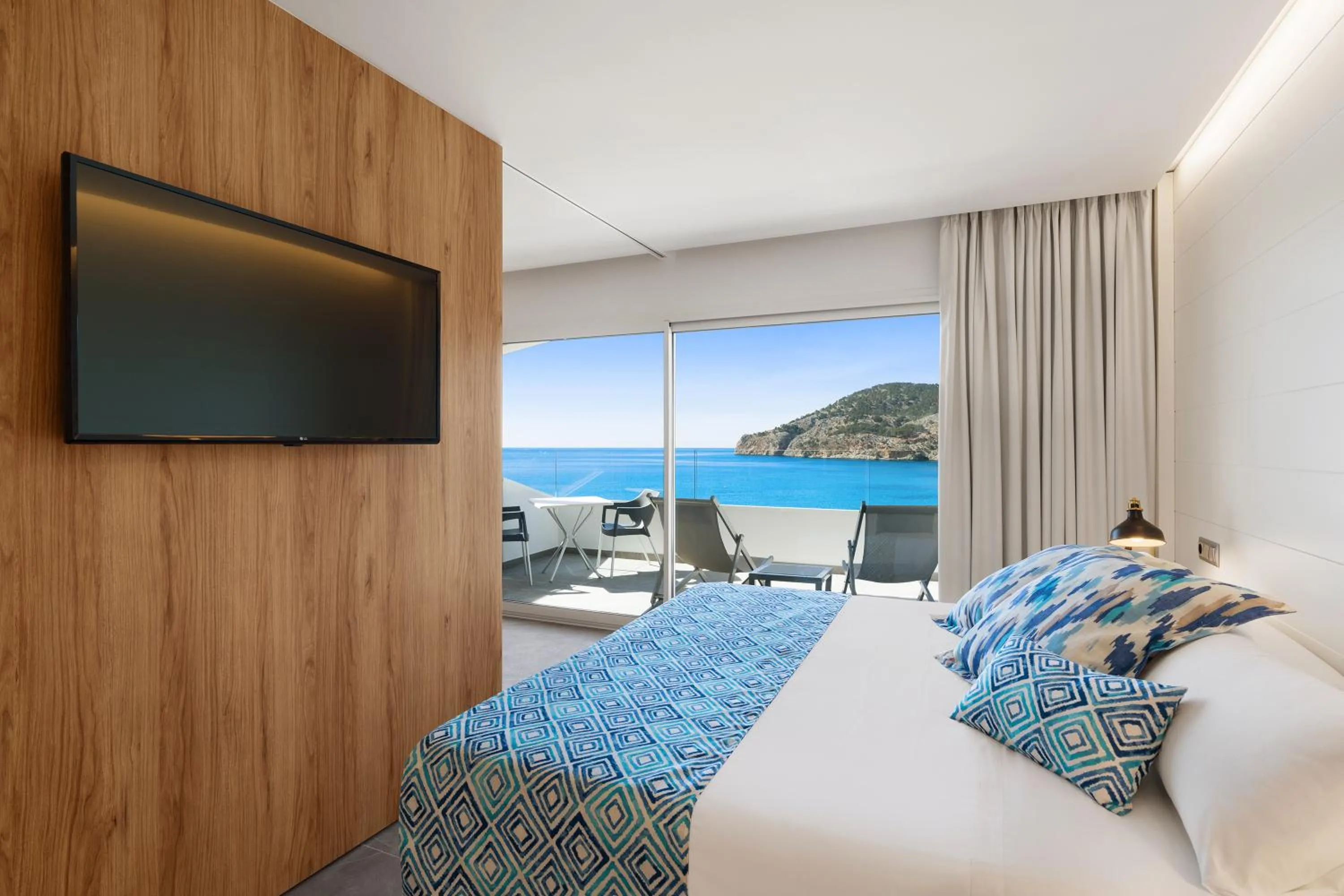 TV and multimedia, Bed in Bahia Suites Camp de Mar