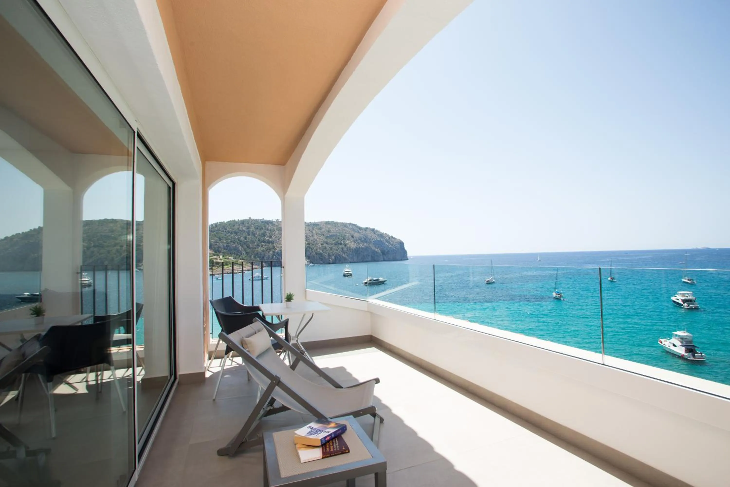 Day in Bahia Suites Camp de Mar