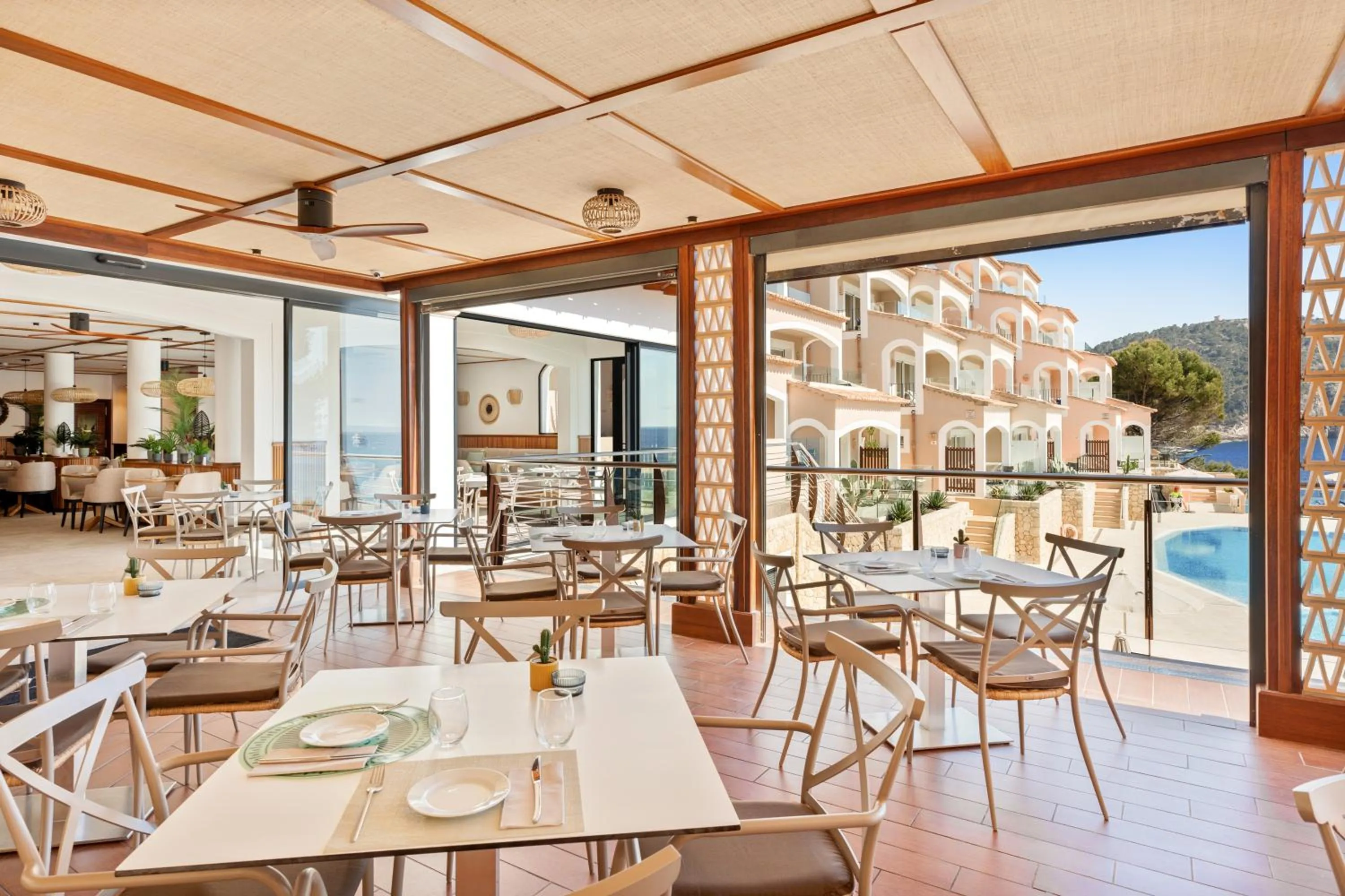 Restaurant/places to eat in Bahia Suites Camp de Mar