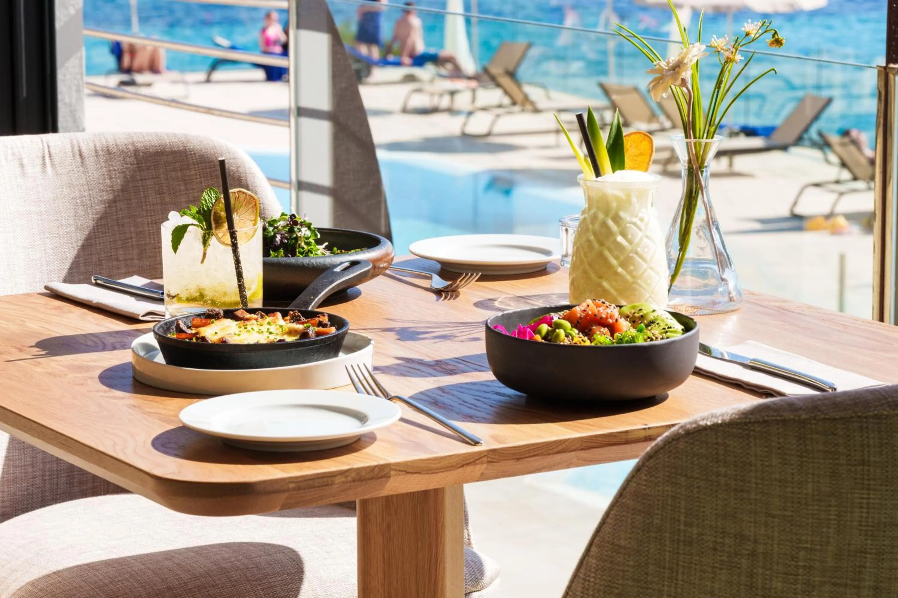 Restaurant/places to eat in Bahia Suites Camp de Mar