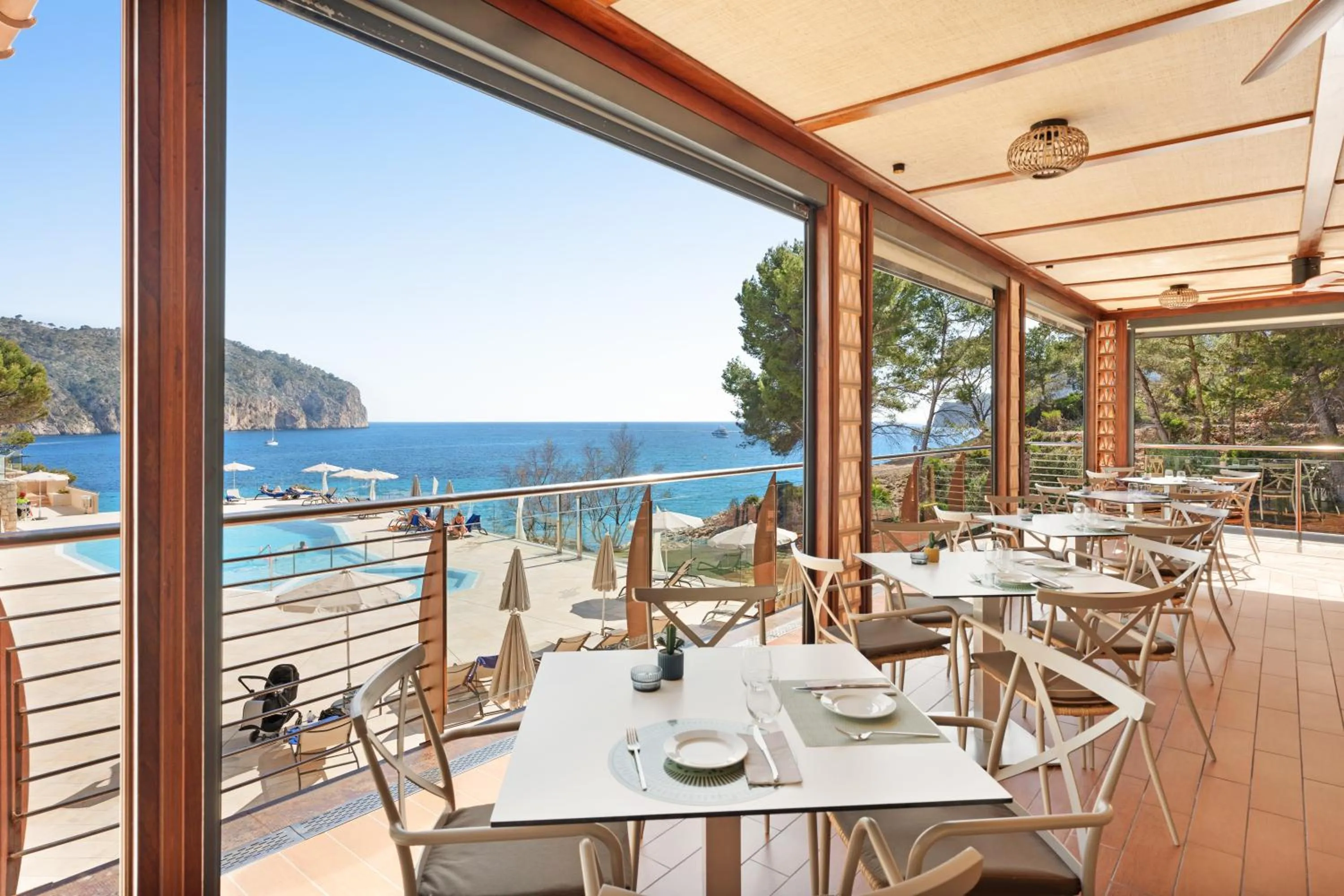 Restaurant/places to eat in Bahia Suites Camp de Mar