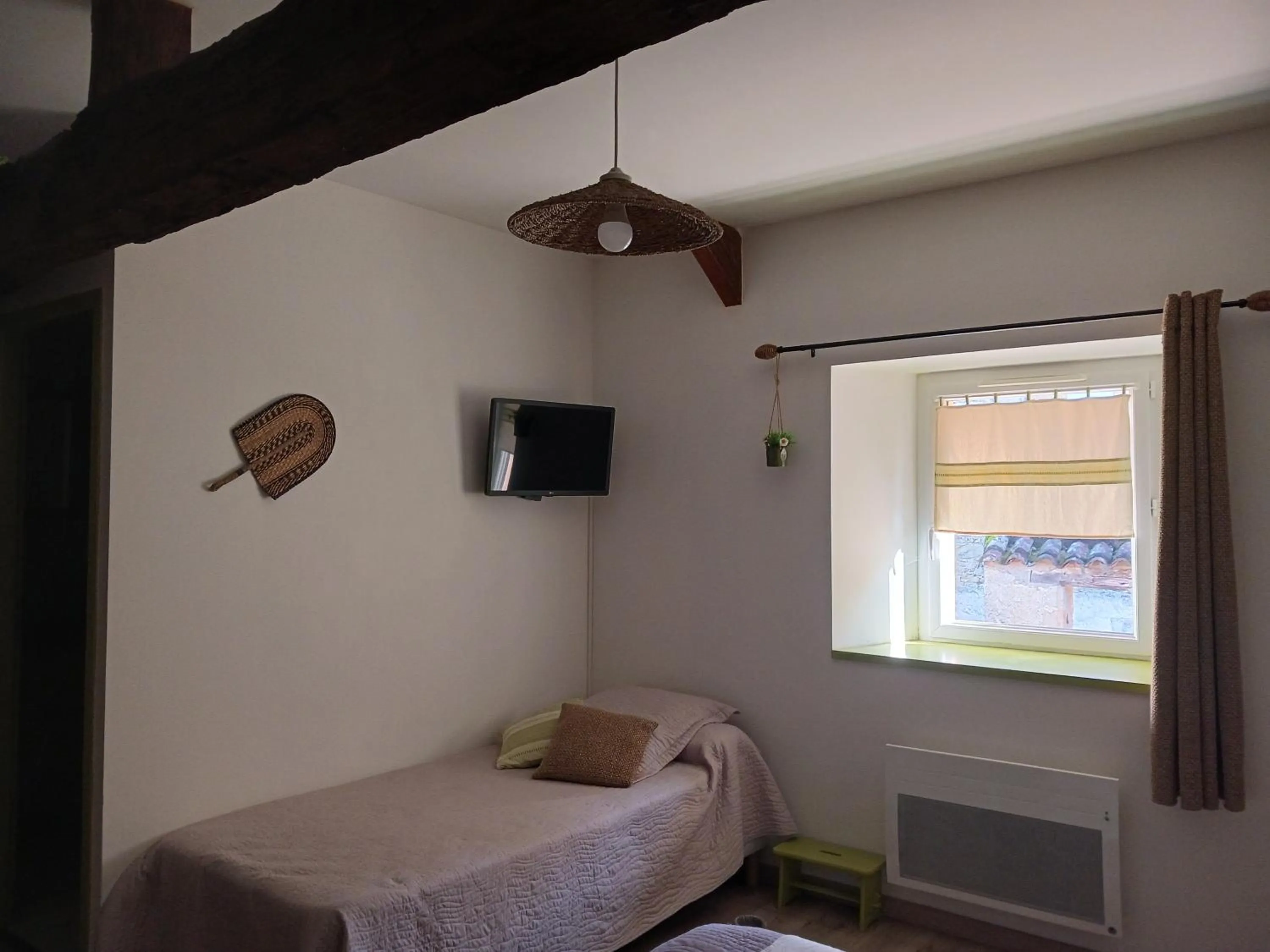 Photo of the whole room, Bed in la chomiarde