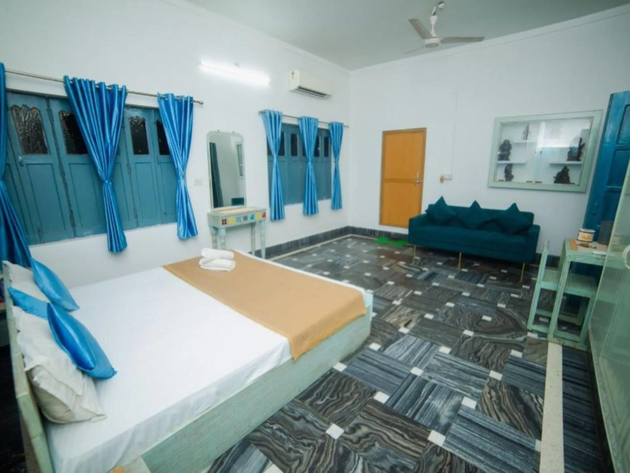 Bed in Moustache Varanasi