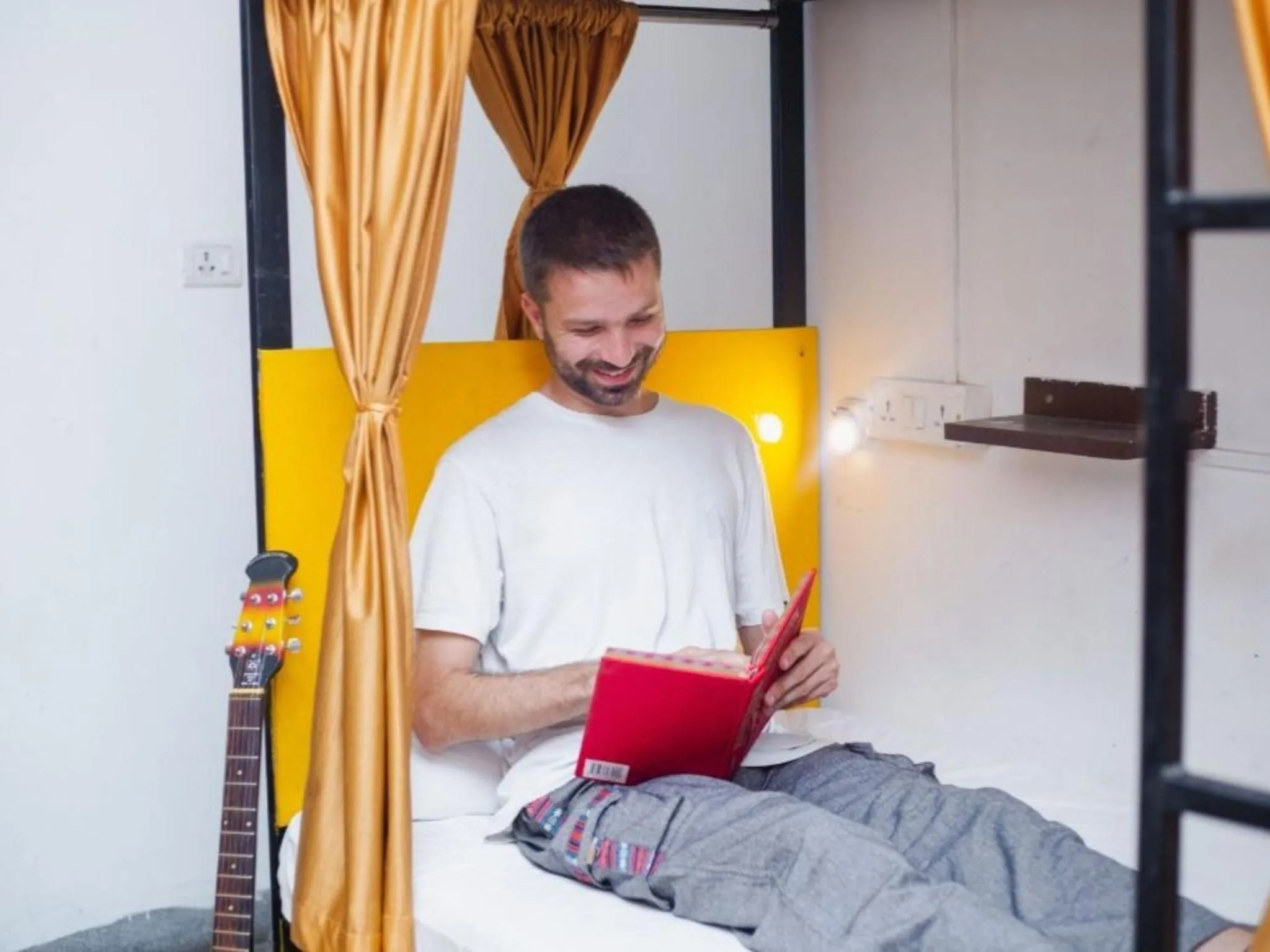 Bed in Moustache Varanasi