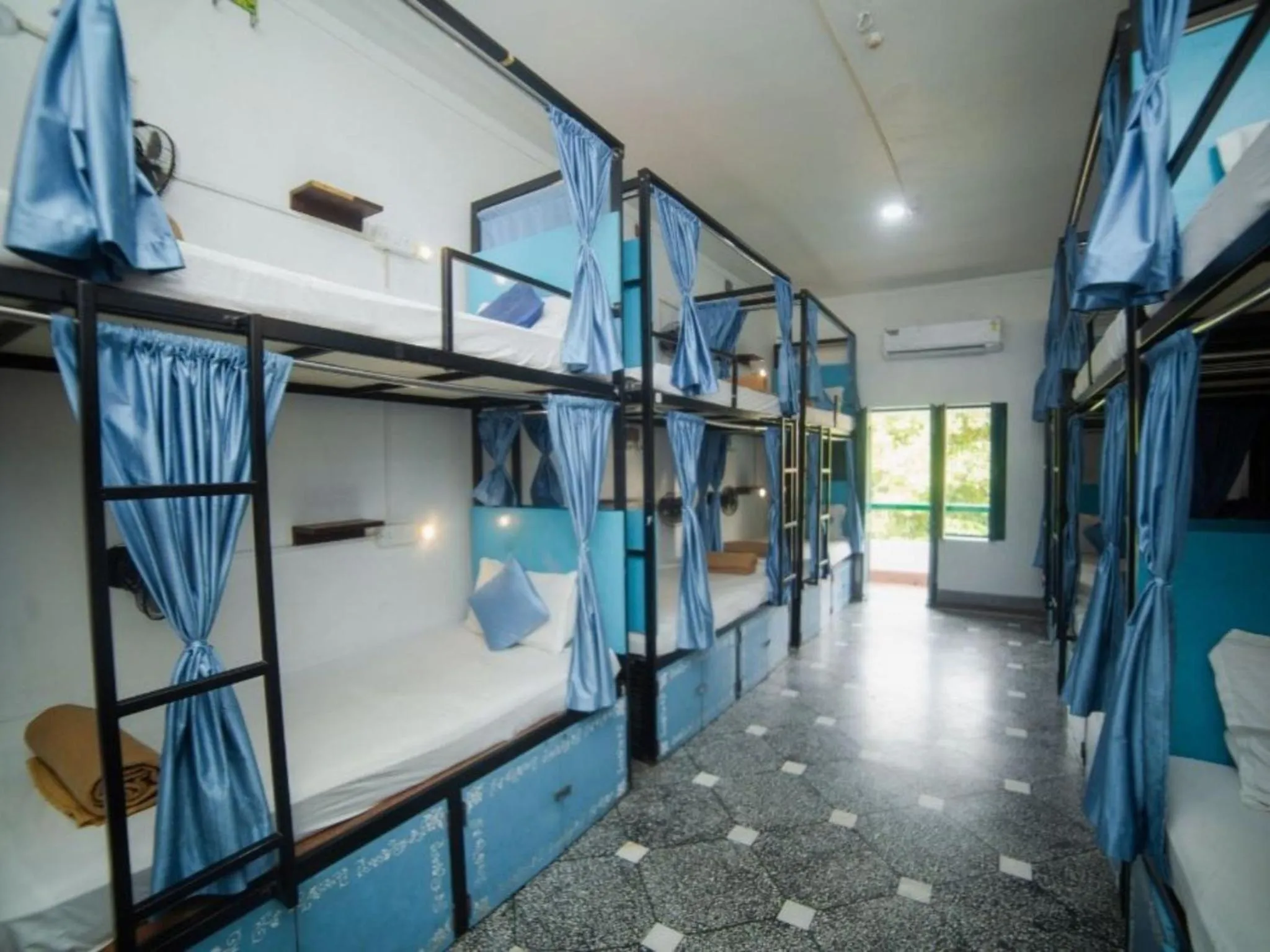 Bed in Moustache Varanasi