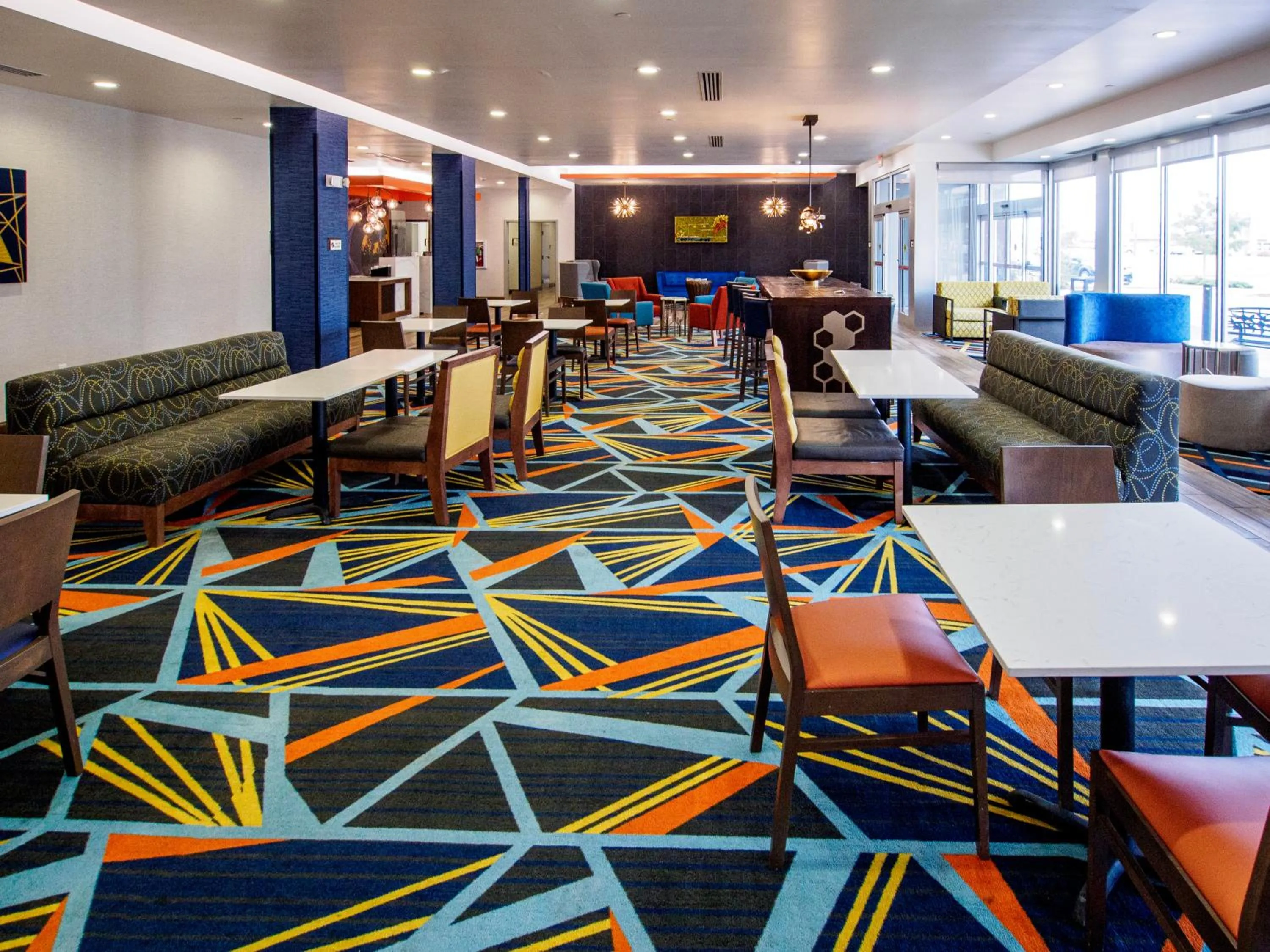 Property building in La Quinta by Wyndham Oklahoma City Airport