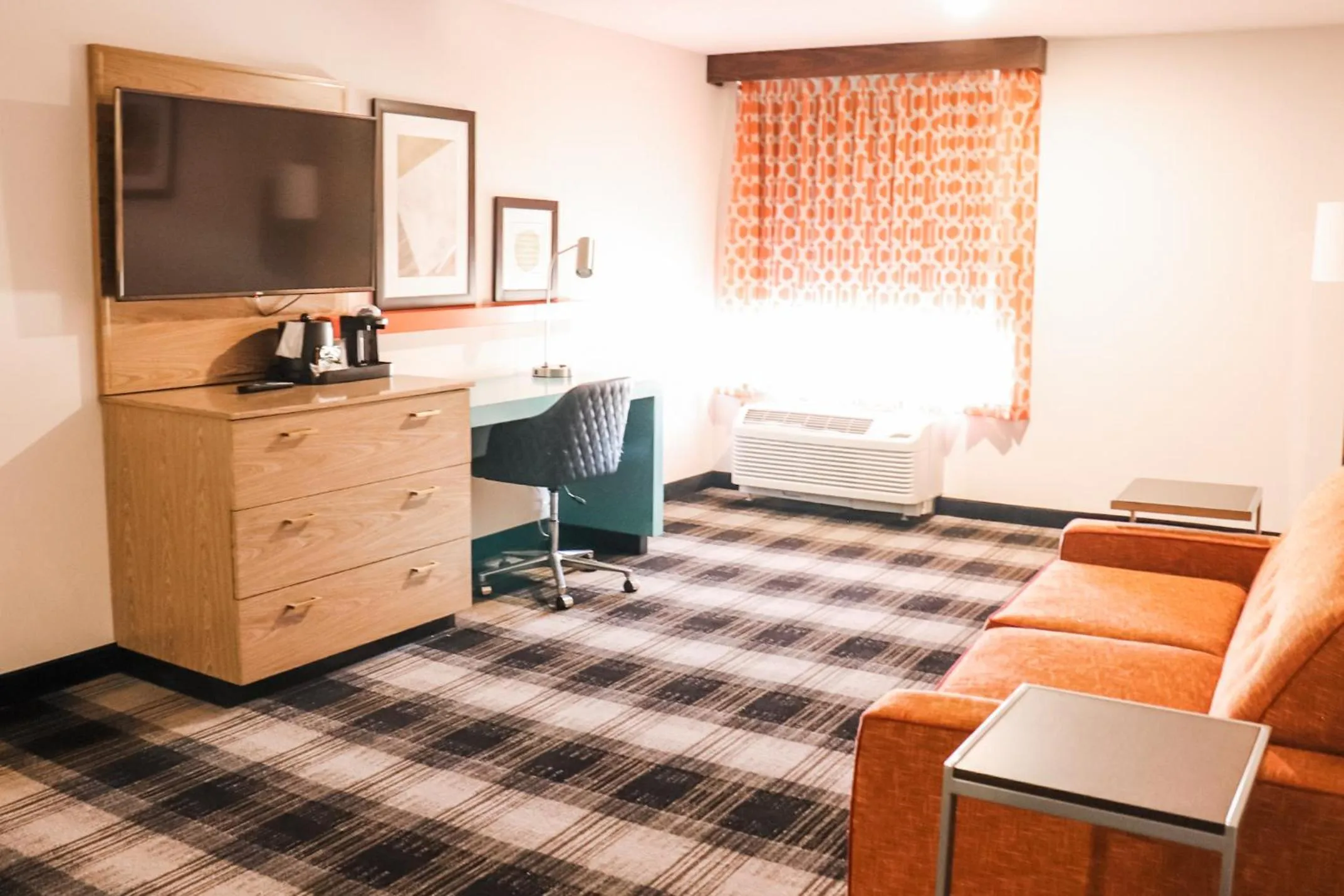 Living room in La Quinta by Wyndham Oklahoma City Airport