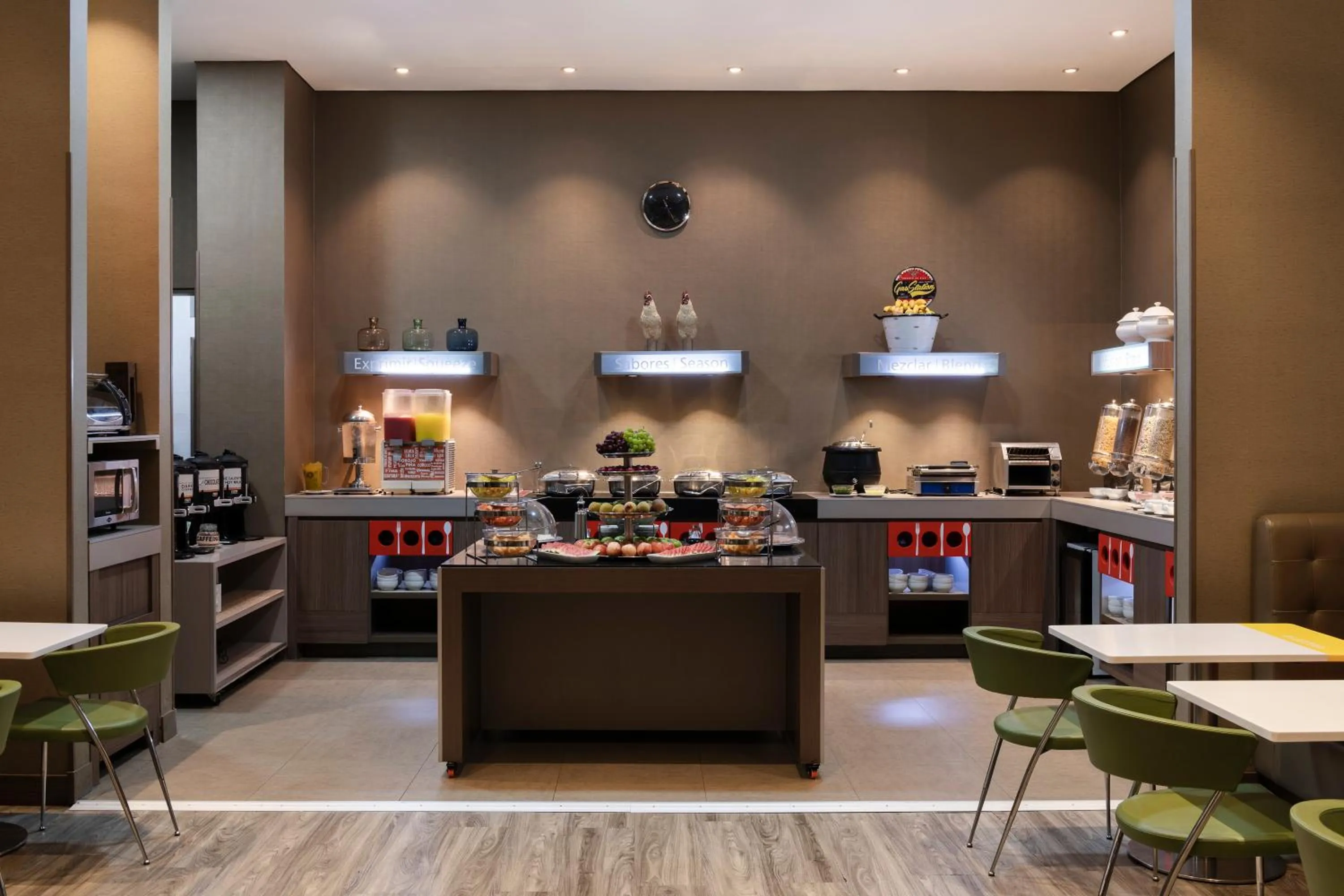 Buffet breakfast in Hampton By Hilton Bogota Airport