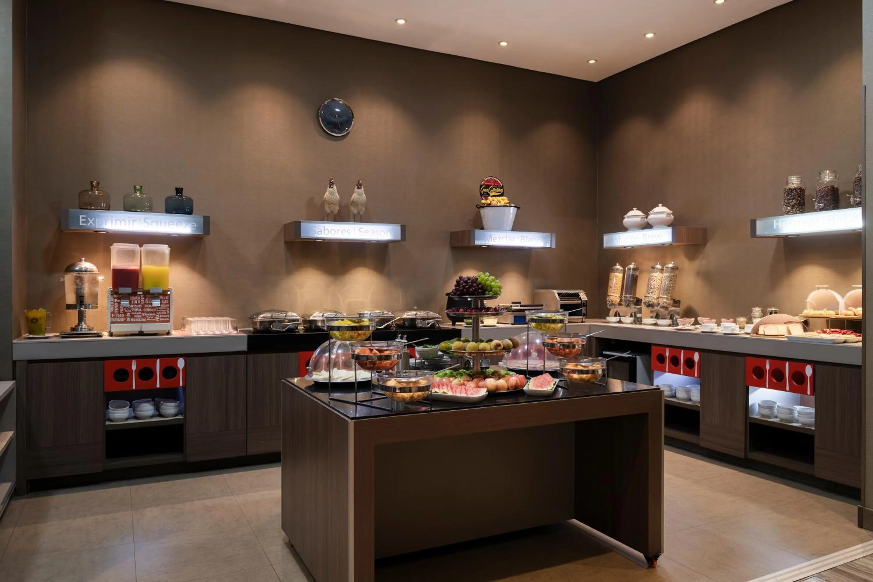 Buffet breakfast in Hampton By Hilton Bogota Airport
