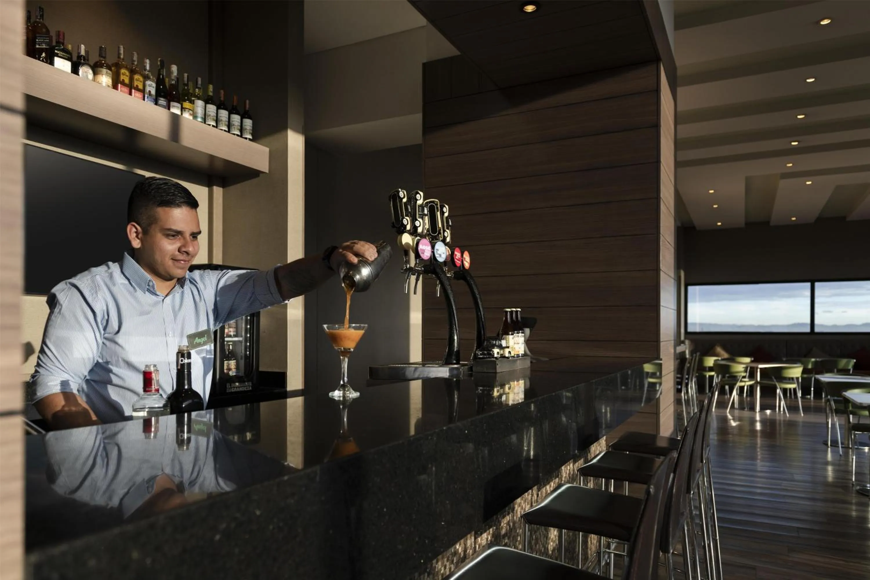 Lounge or bar in Hampton By Hilton Bogota Airport