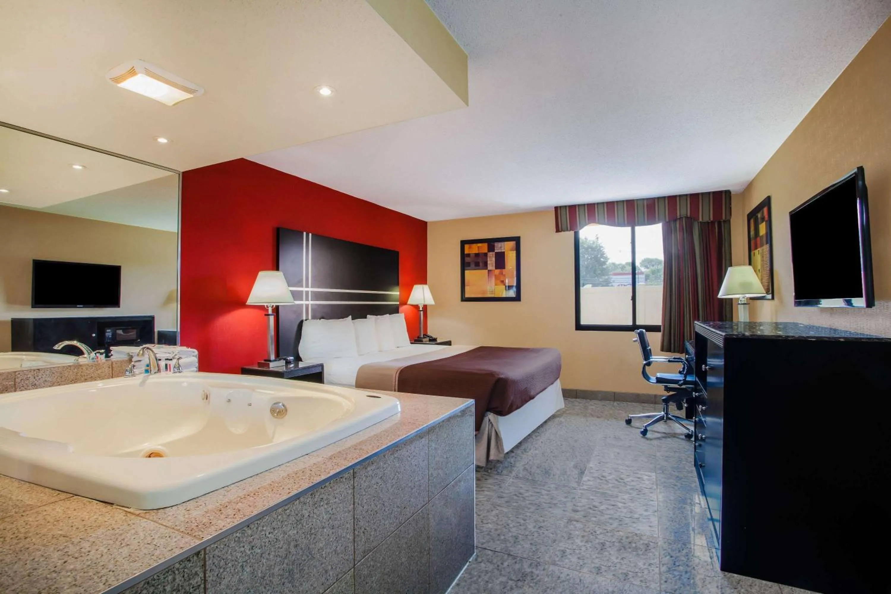 Photo of the whole room, Bed in Howard Johnson by Wyndham North Plainfield