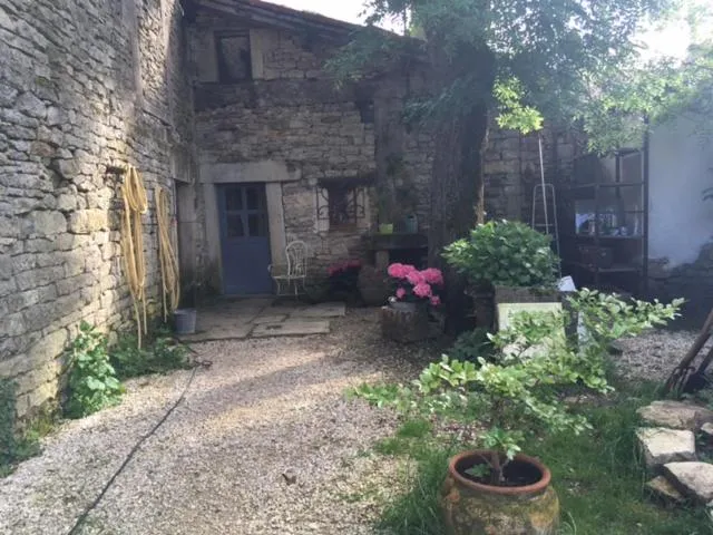 Property building in Le Moulin à huile