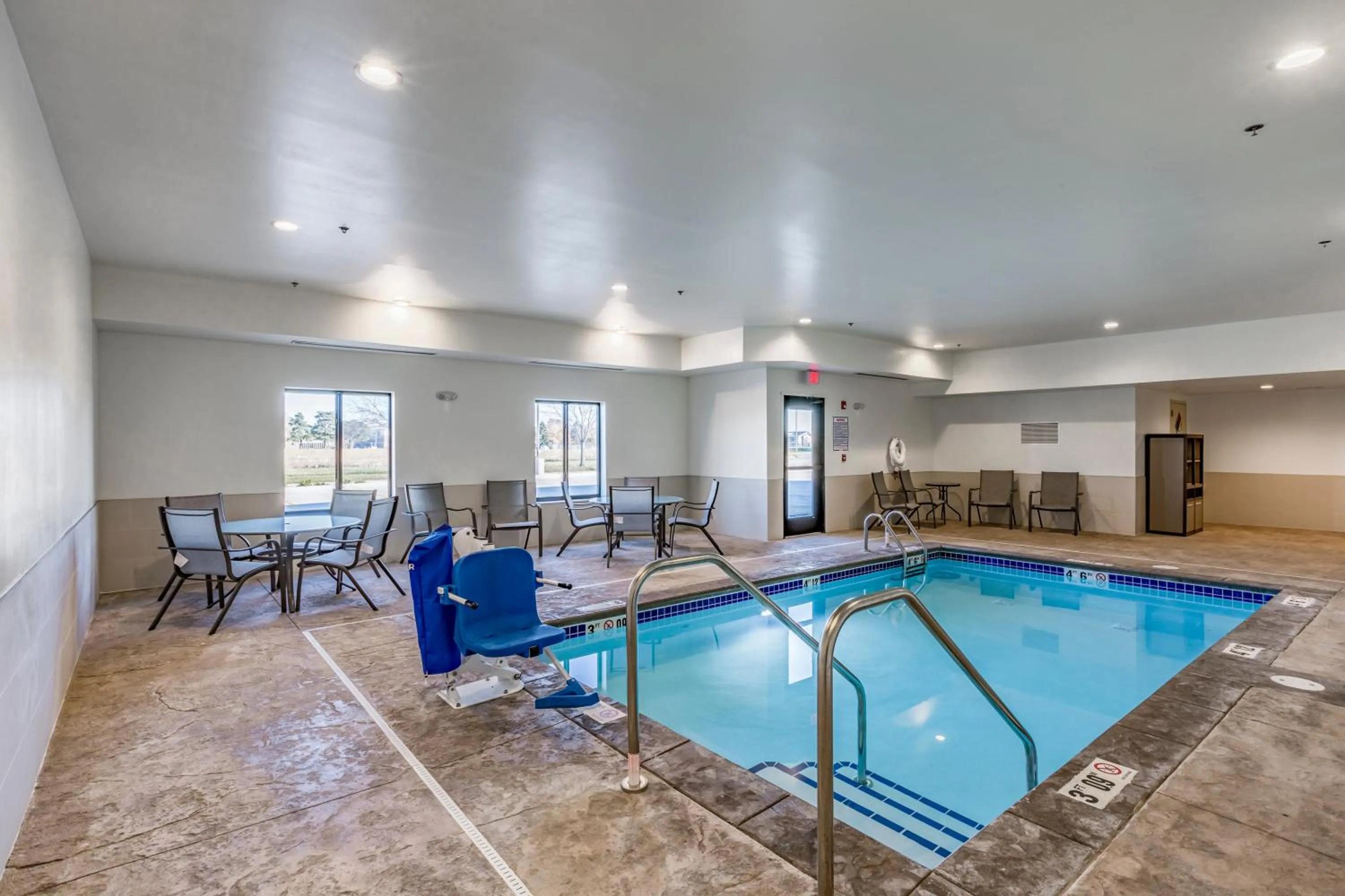 Swimming pool in Comfort Inn Altoona-Des Moines