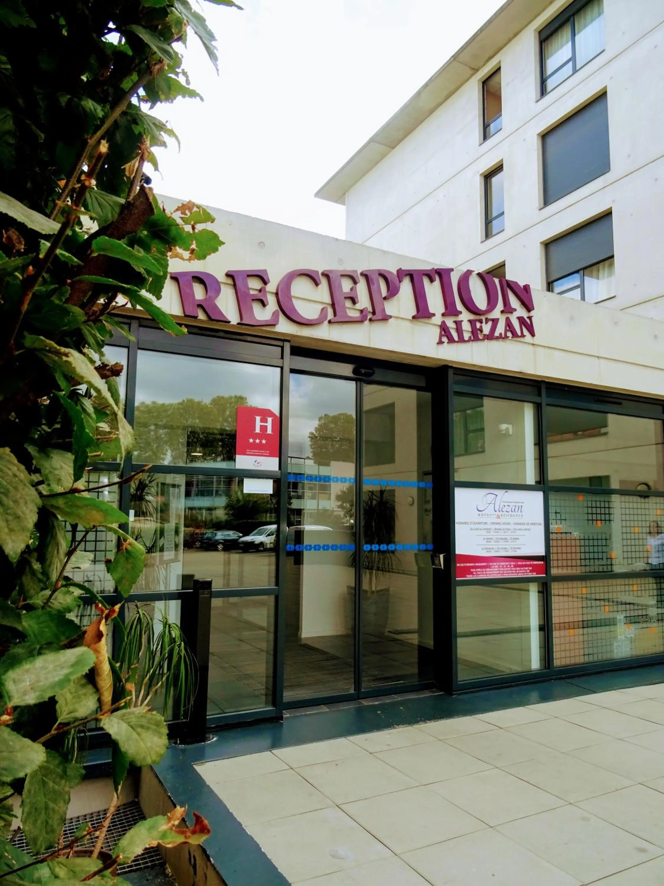 Facade/entrance in Alezan Hôtel & Résidence