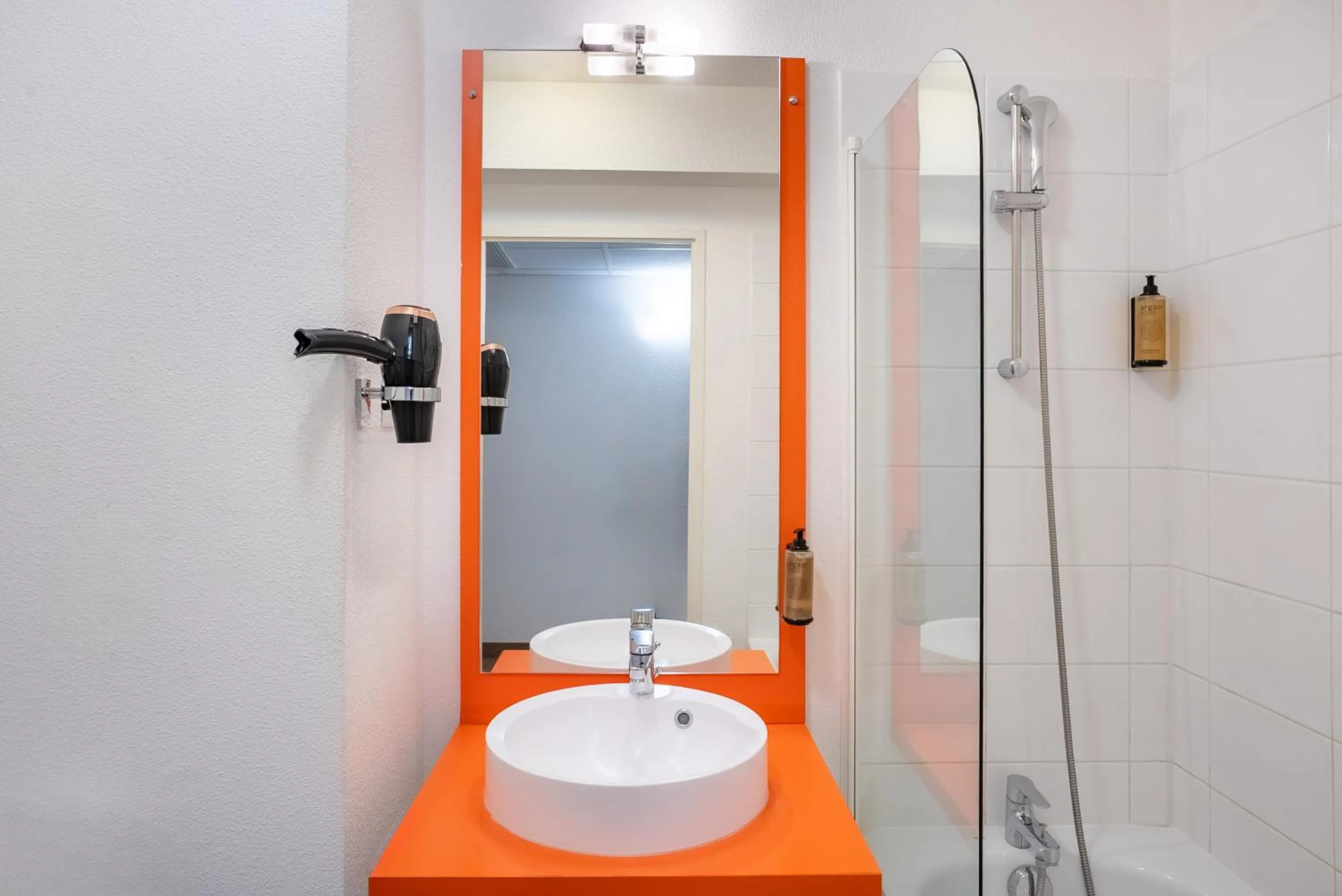 Toilet in Alezan Hôtel & Résidence