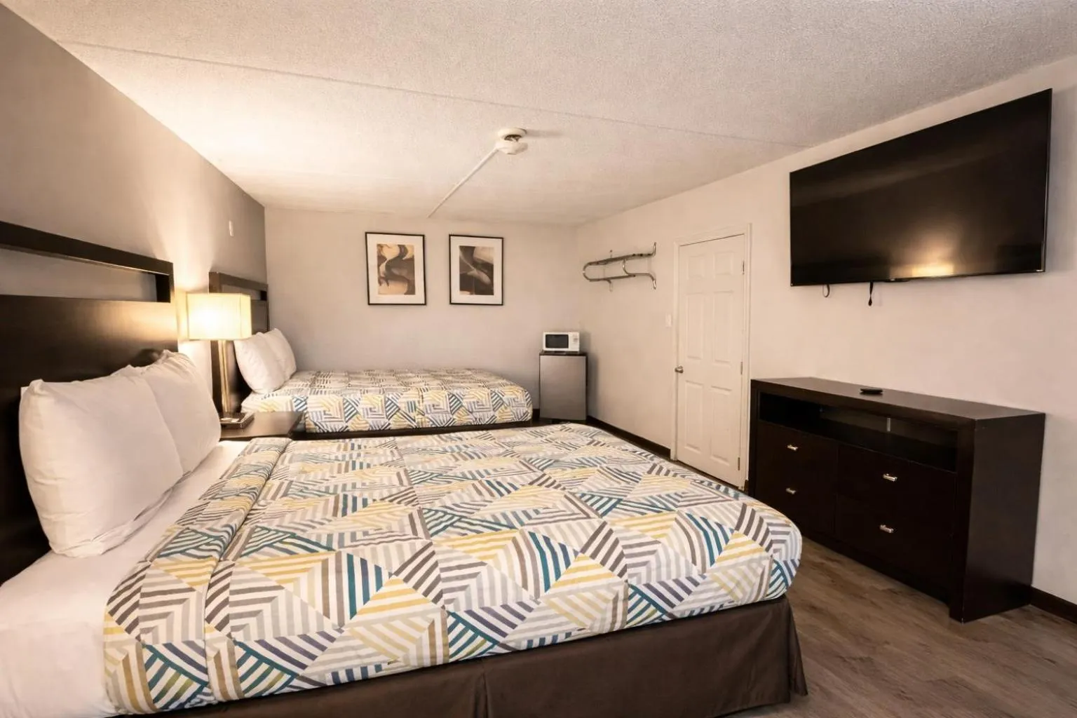 Photo of the whole room, Bed in Motel 6 Sherman, TX