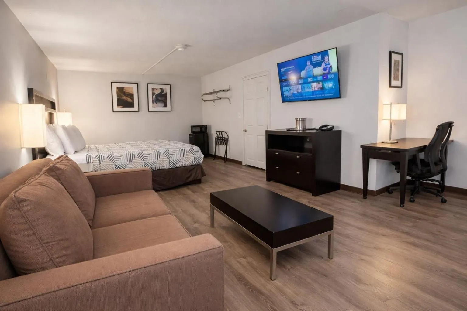 Living room in Motel 6 Sherman, TX