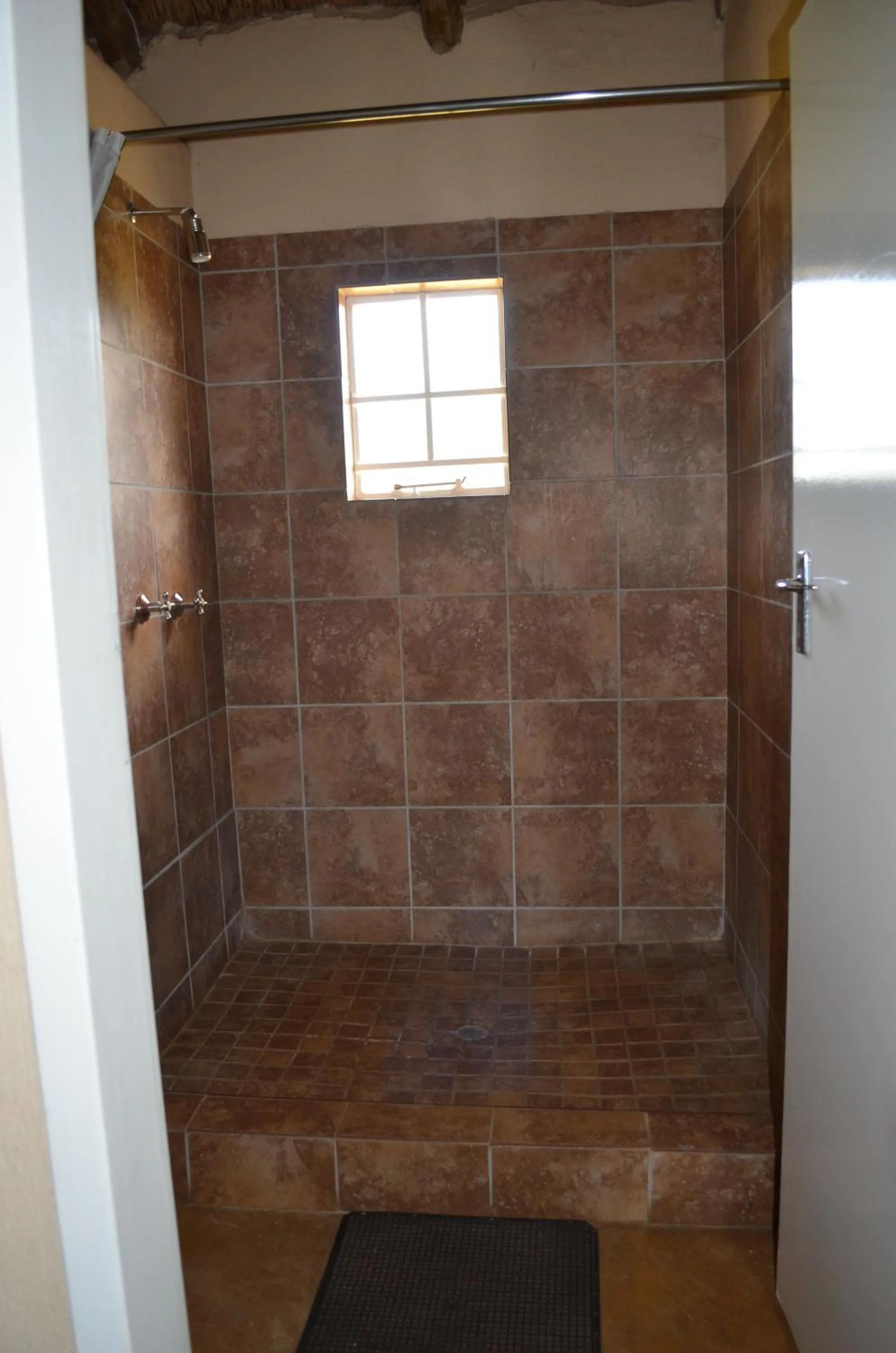 Shower in Tava Lingwe Game Lodge & Wedding Venue