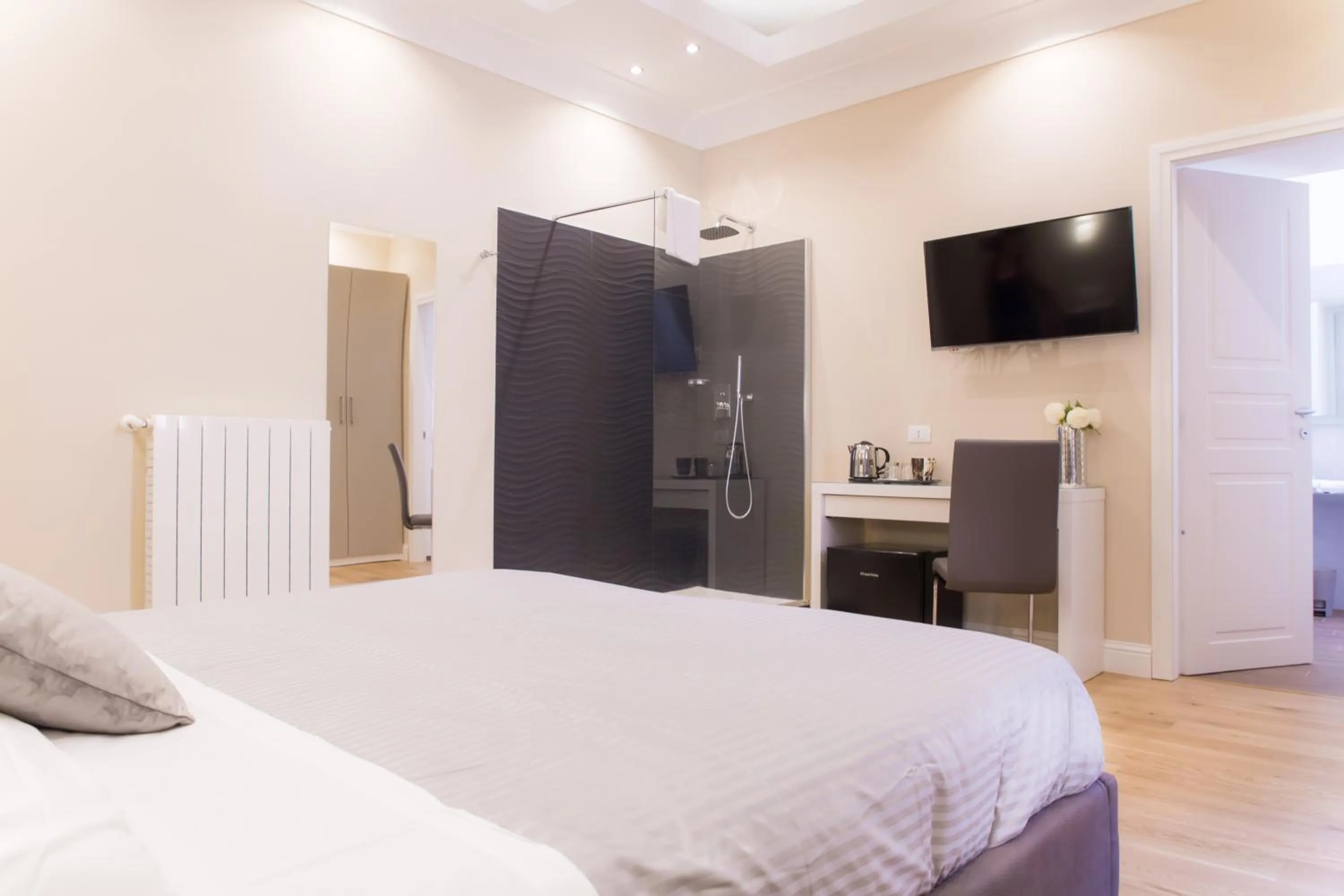 Coffee/tea facilities, Bed in Nazionale Palace Suites