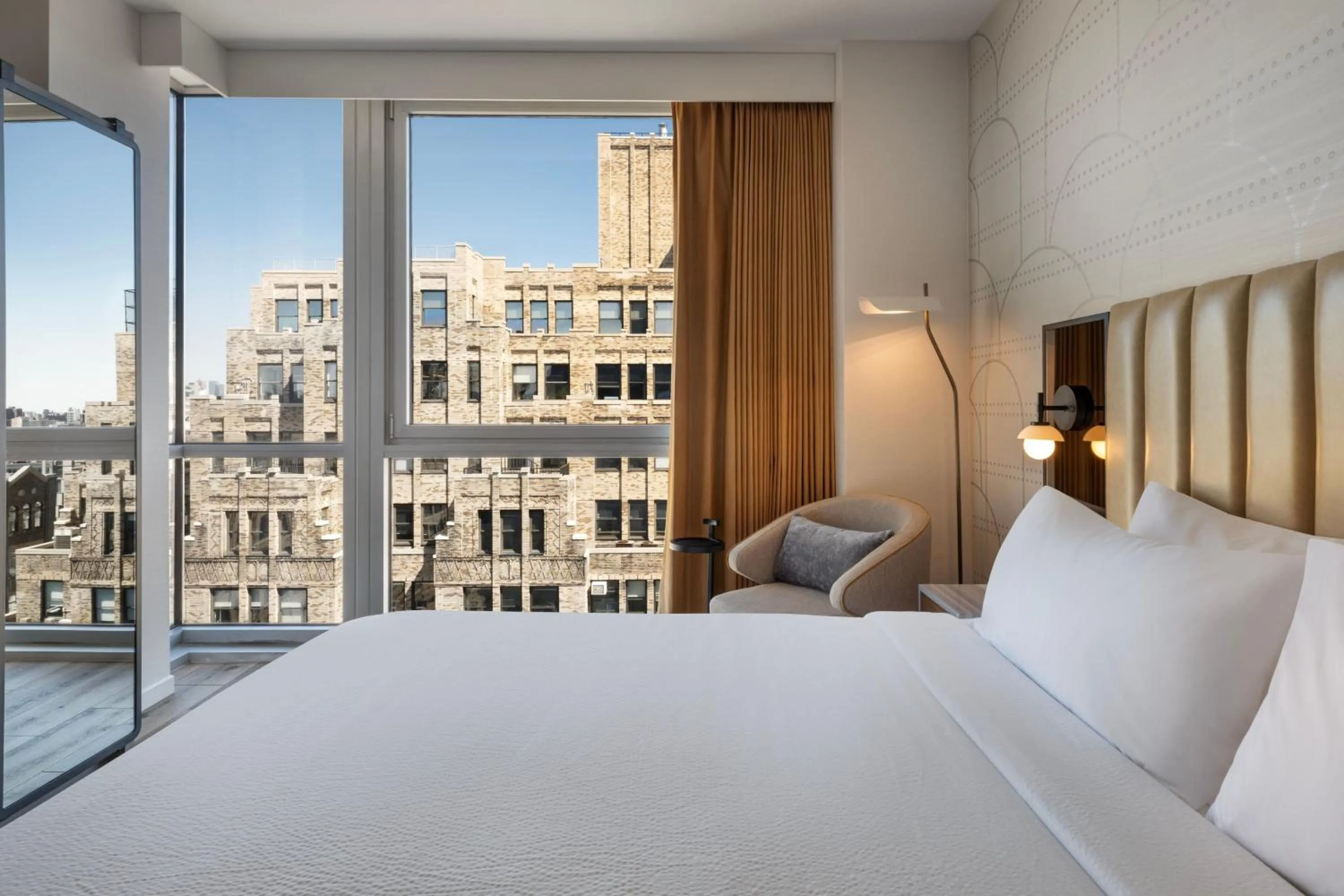 Photo of the whole room, Bed in Courtyard by Marriott New York Manhattan / Soho