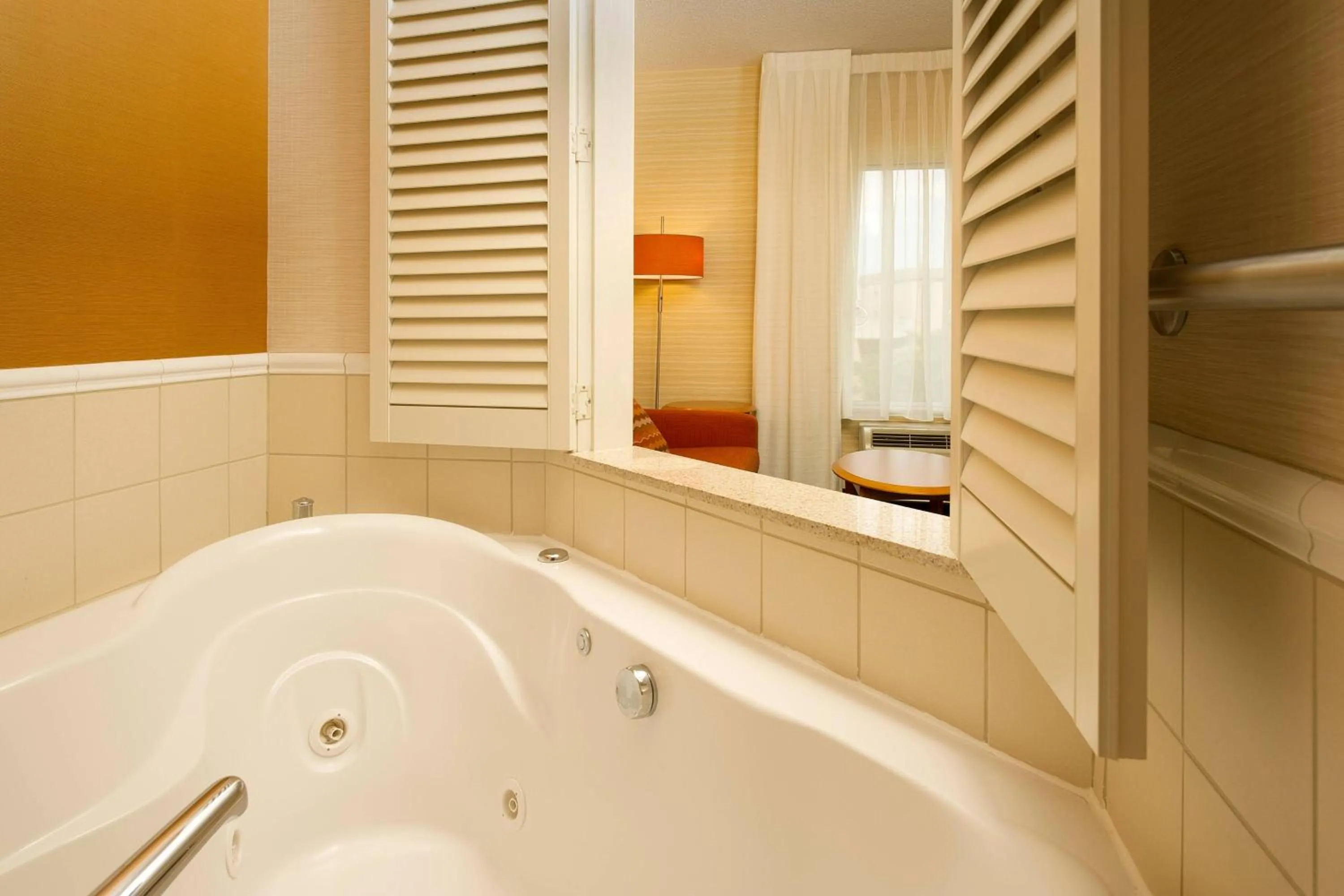 Bath in Fairfield Inn & Suites Germantown Gaithersburg