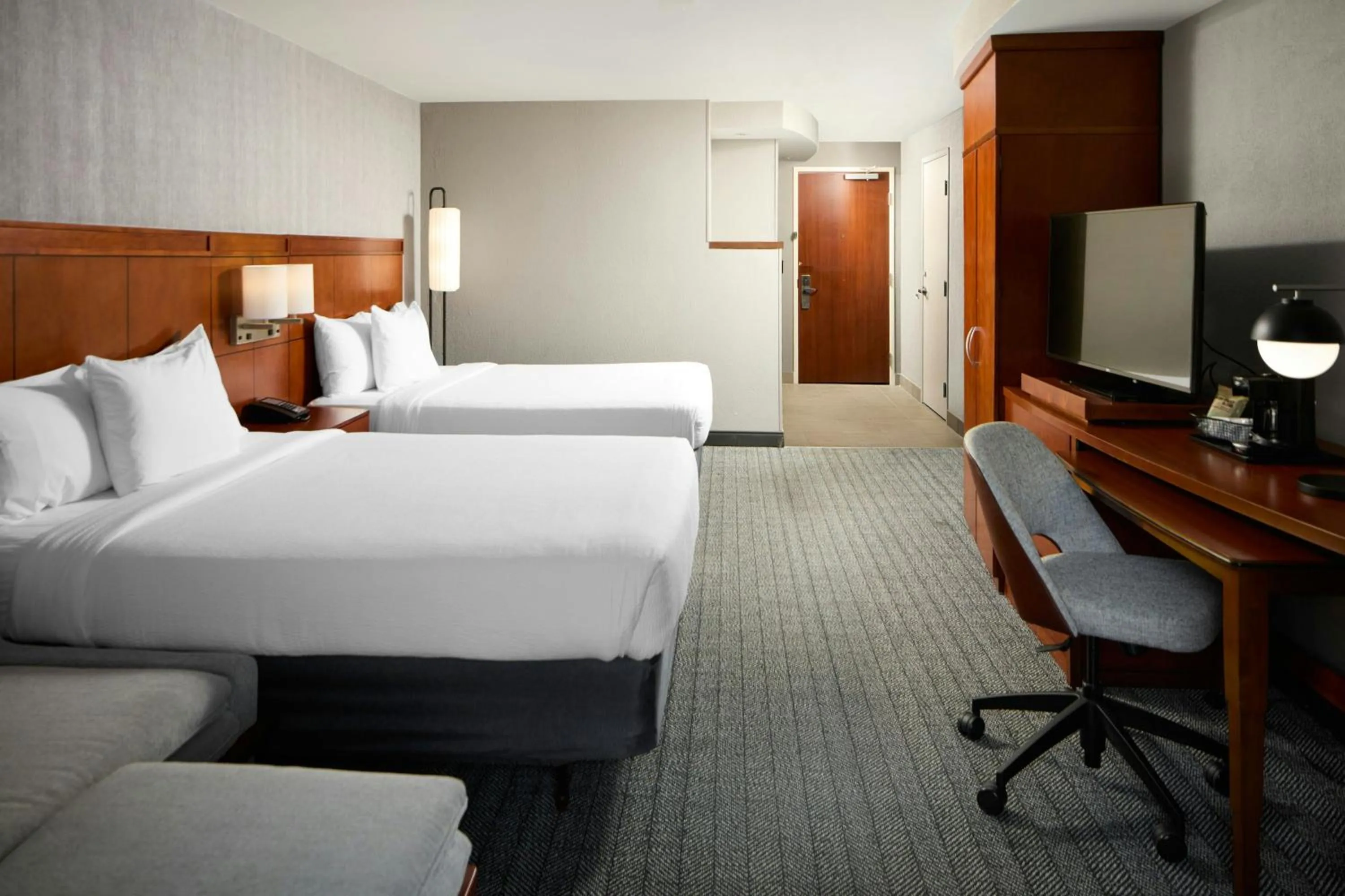 Photo of the whole room, Bed in Courtyard by Marriott Waldorf