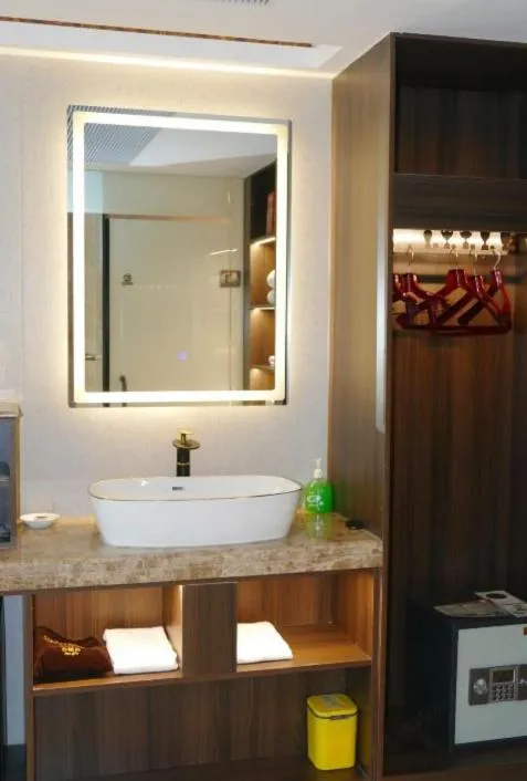 Jinan Yuquan Simpson Hotel