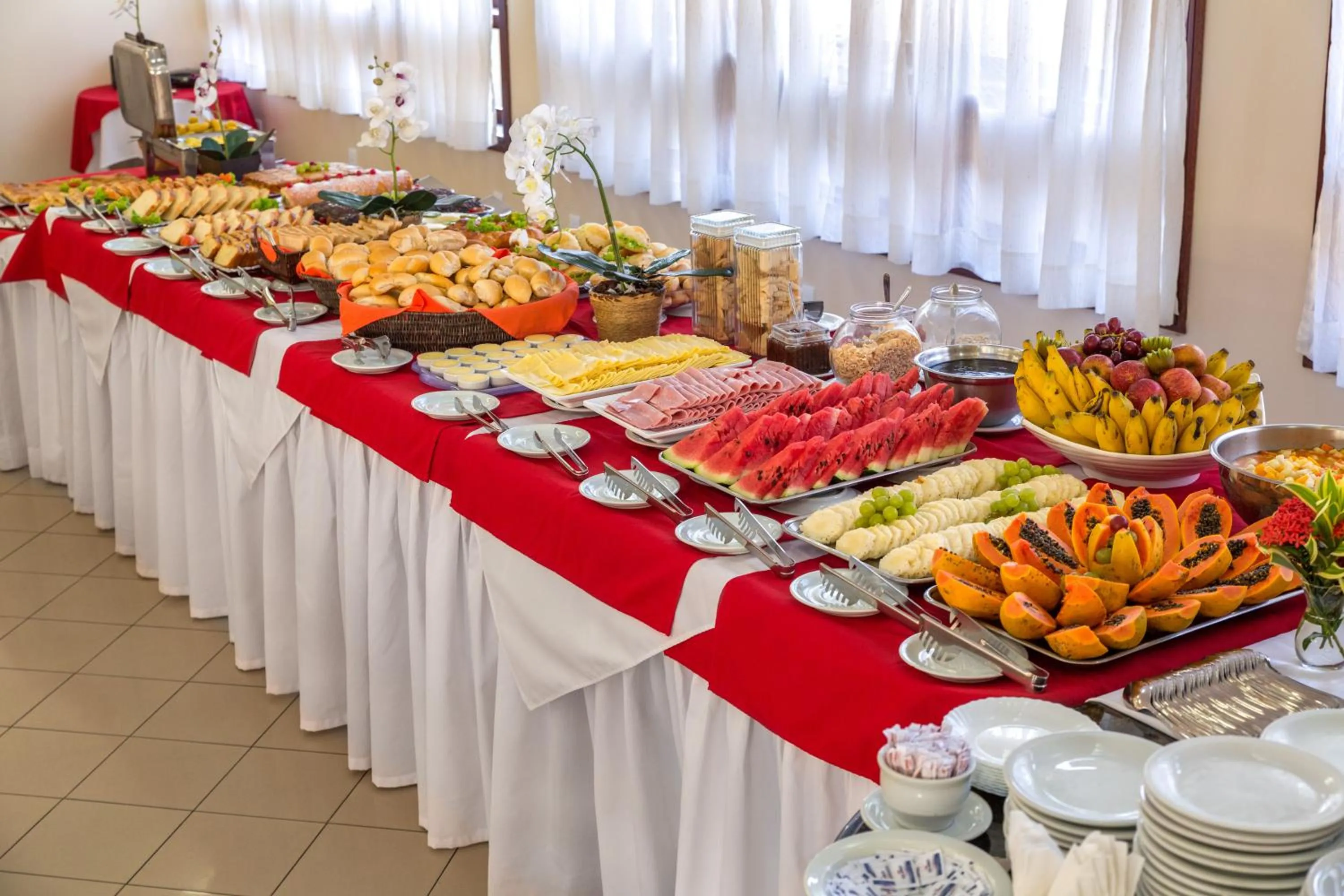 Buffet breakfast in Porto Cálem Praia Hotel