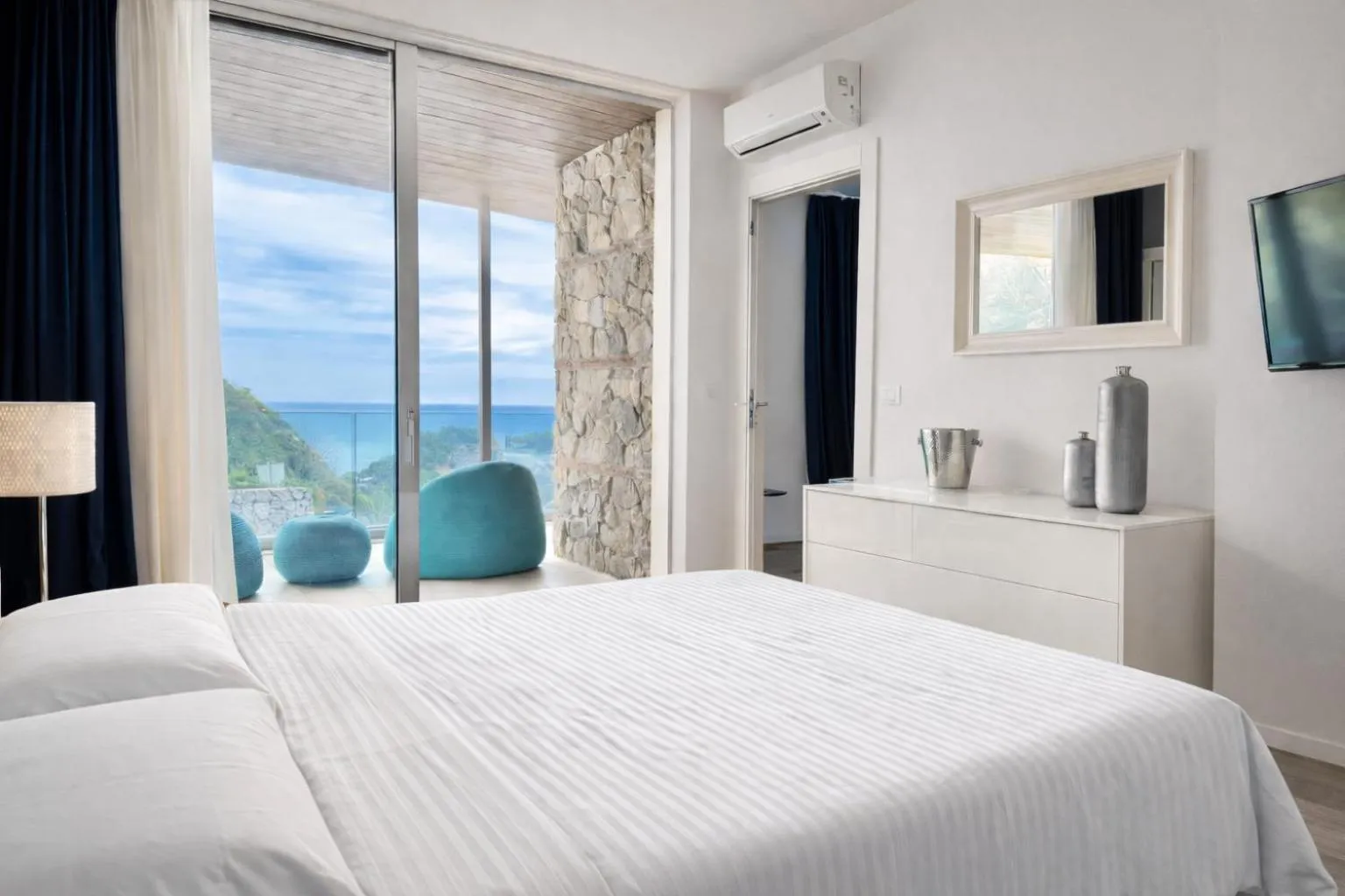 Bed in Isola Bella Infinity Suites