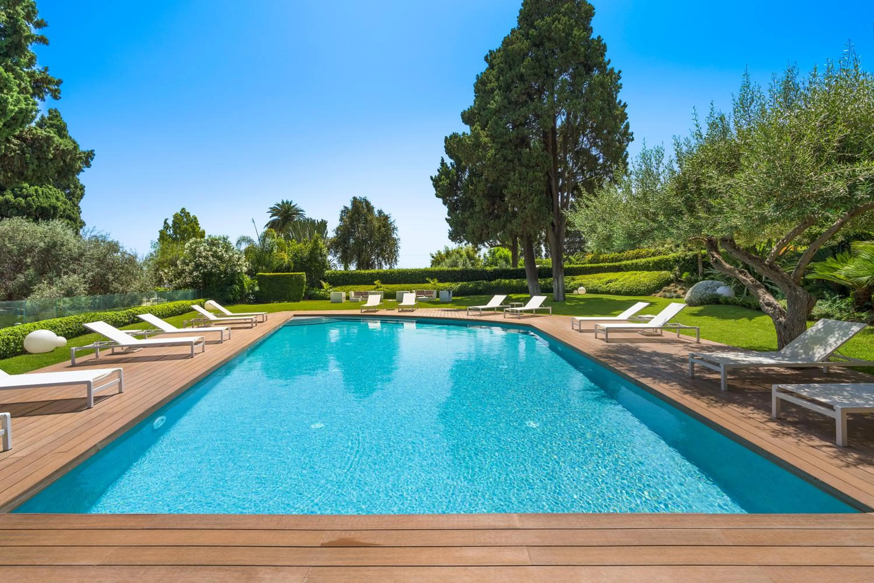 Spring in Isola Bella Infinity Suites