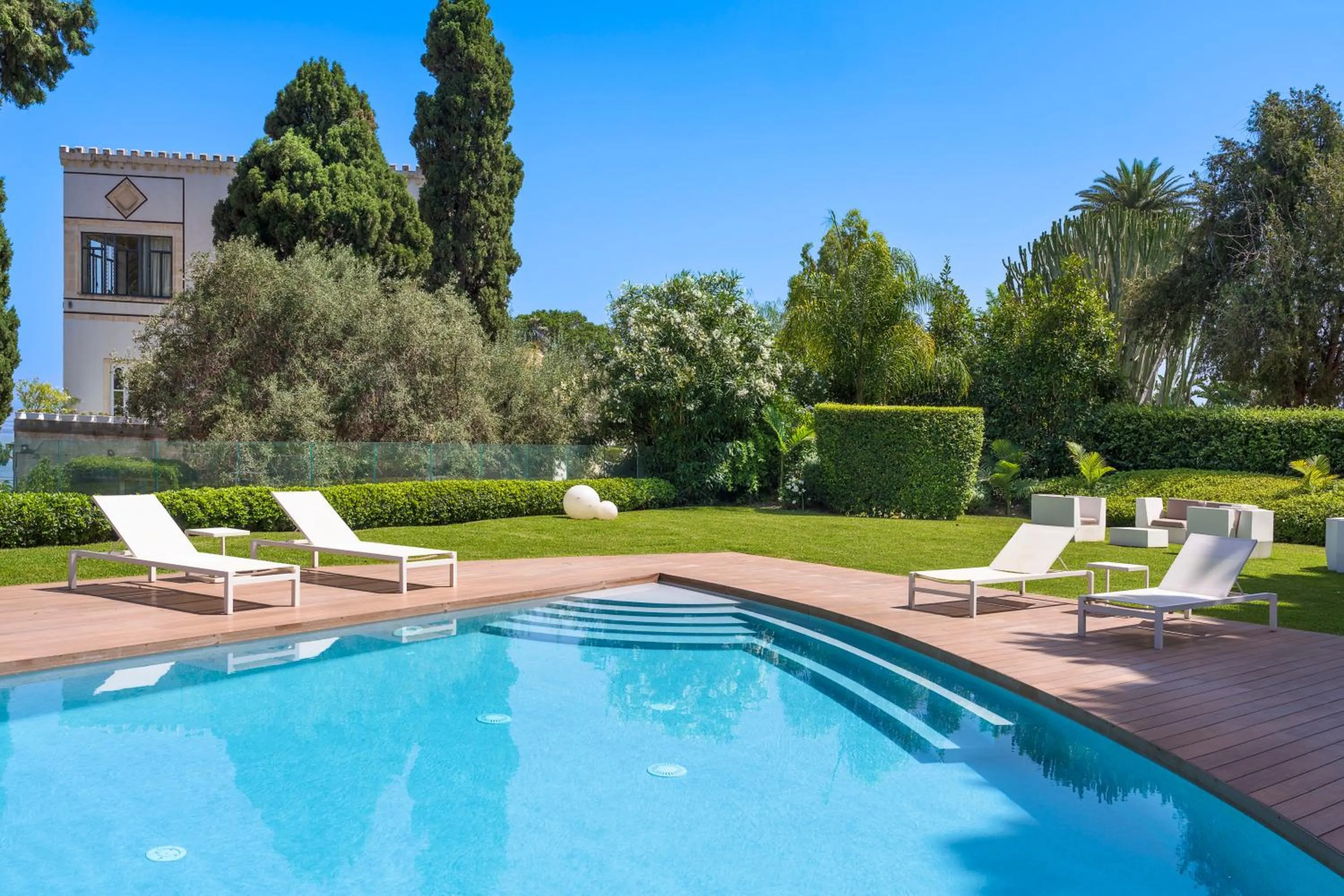 Spring in Isola Bella Infinity Suites