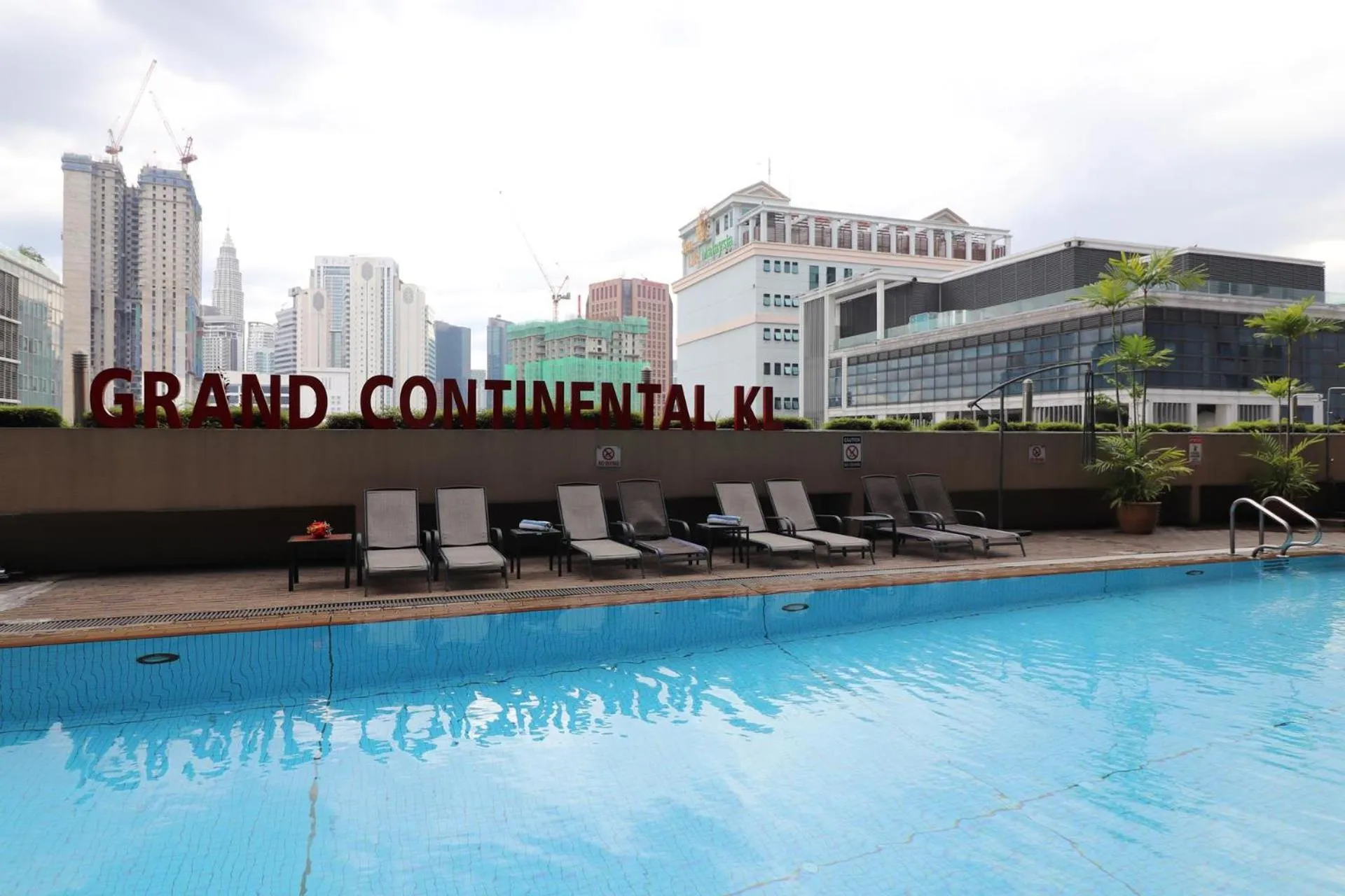 Swimming pool in Hotel Grand Continental Kuala Lumpur
