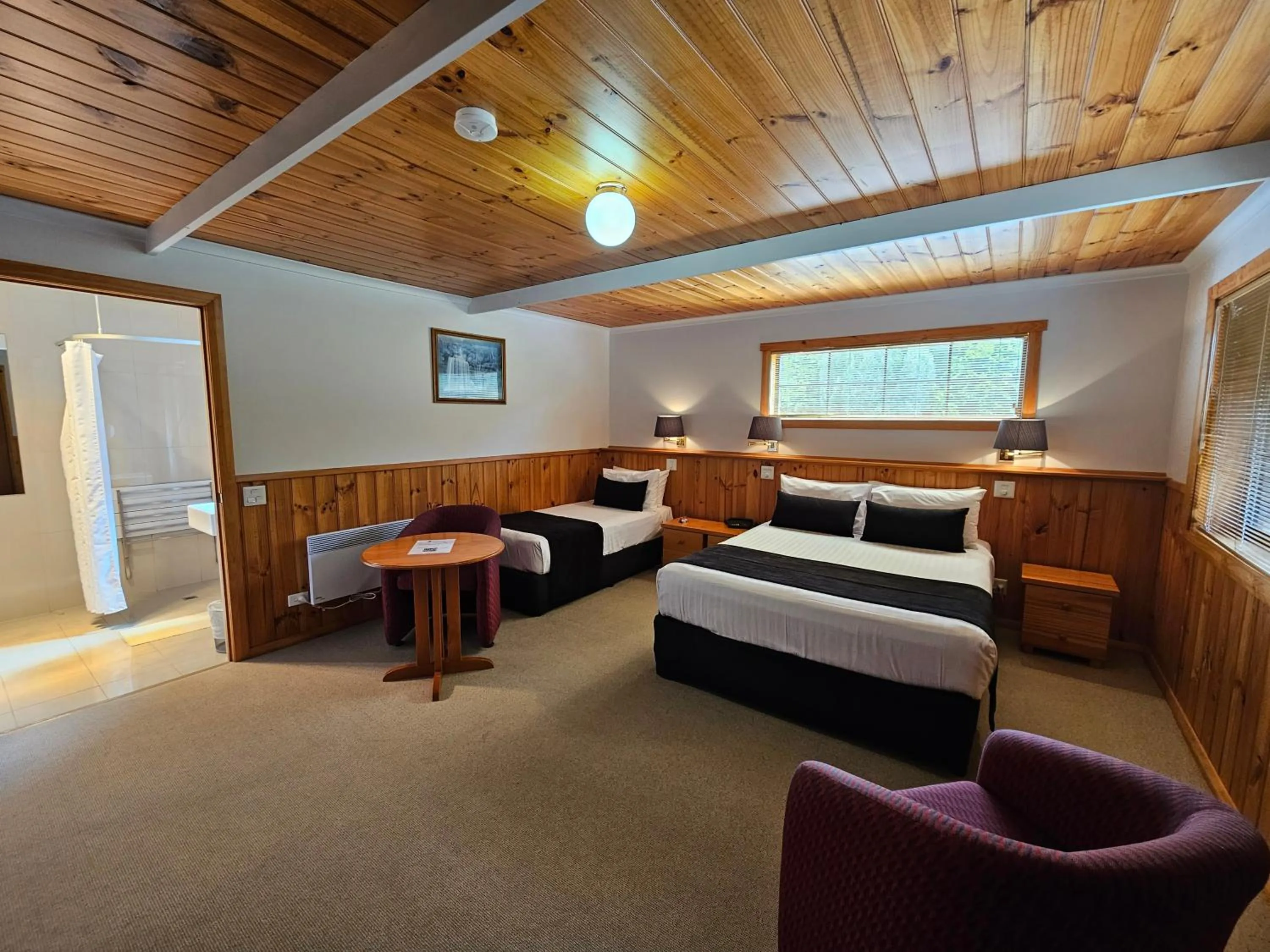 Photo of the whole room, Bed in Tall Timbers Tasmania