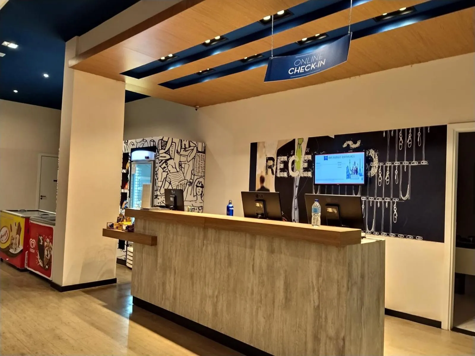 Lobby or reception in ibis budget Manhuaçu