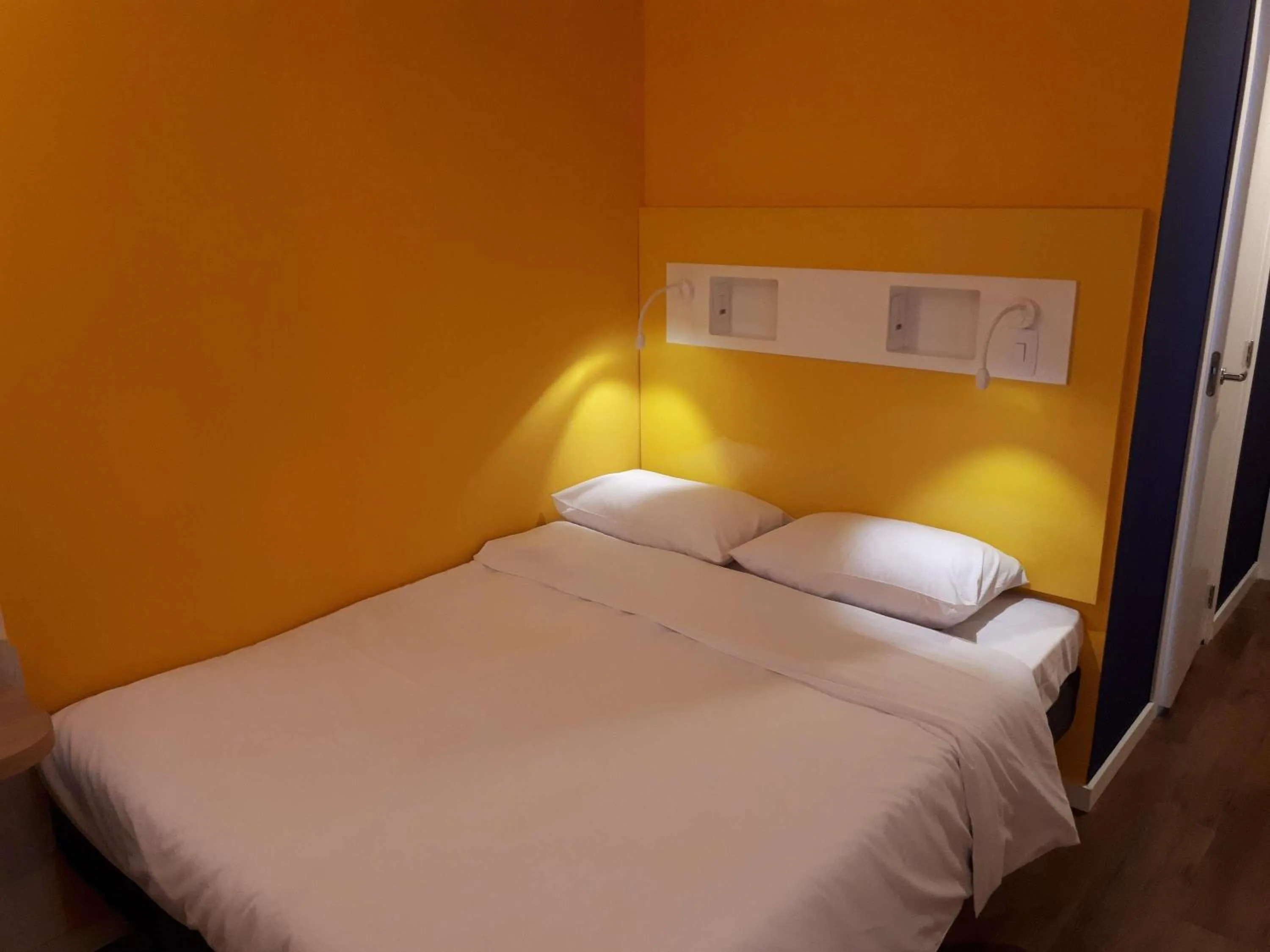 Bedroom, Bed in ibis budget Manhuaçu