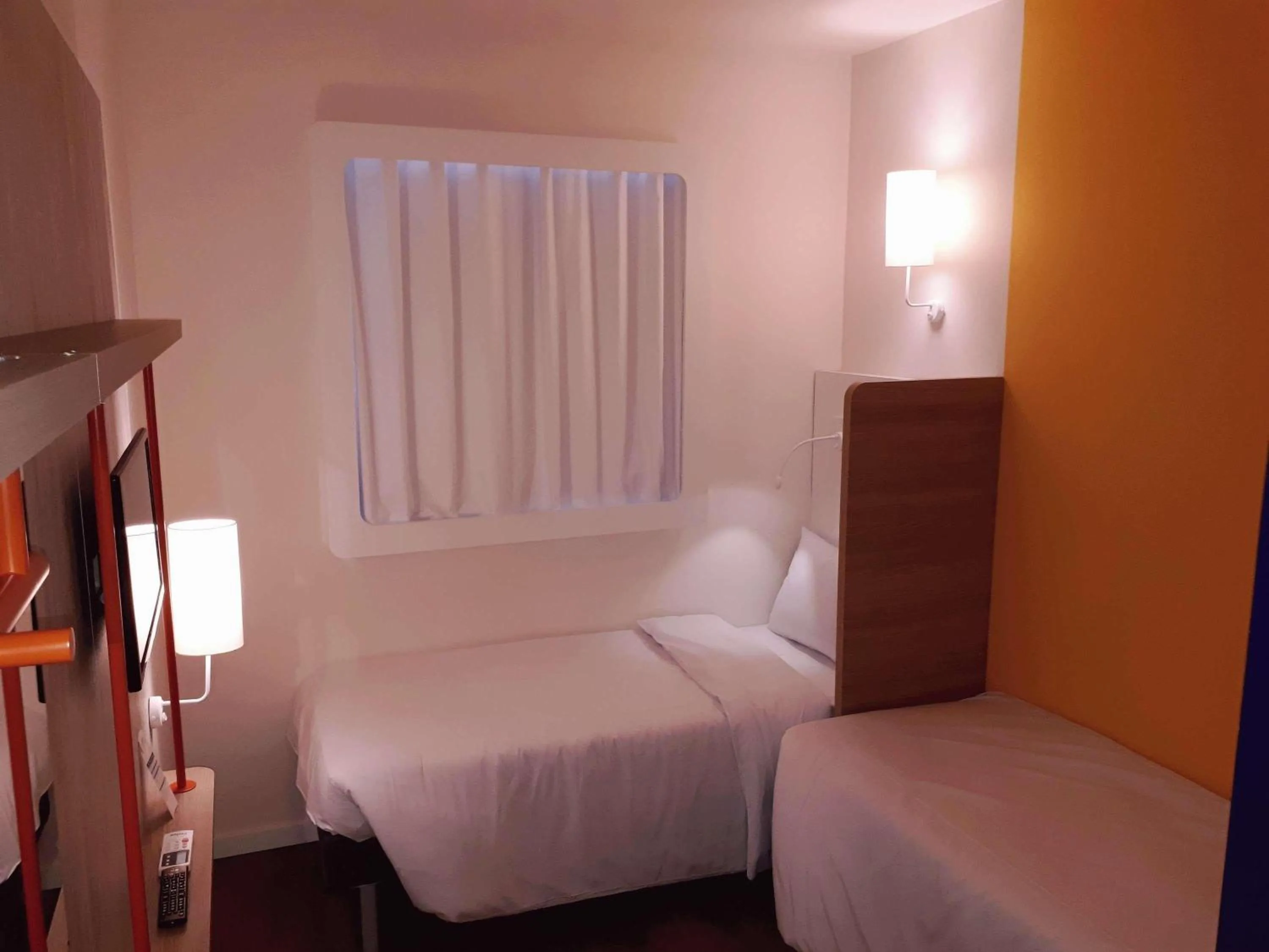 Bedroom, Bed in ibis budget Manhuaçu