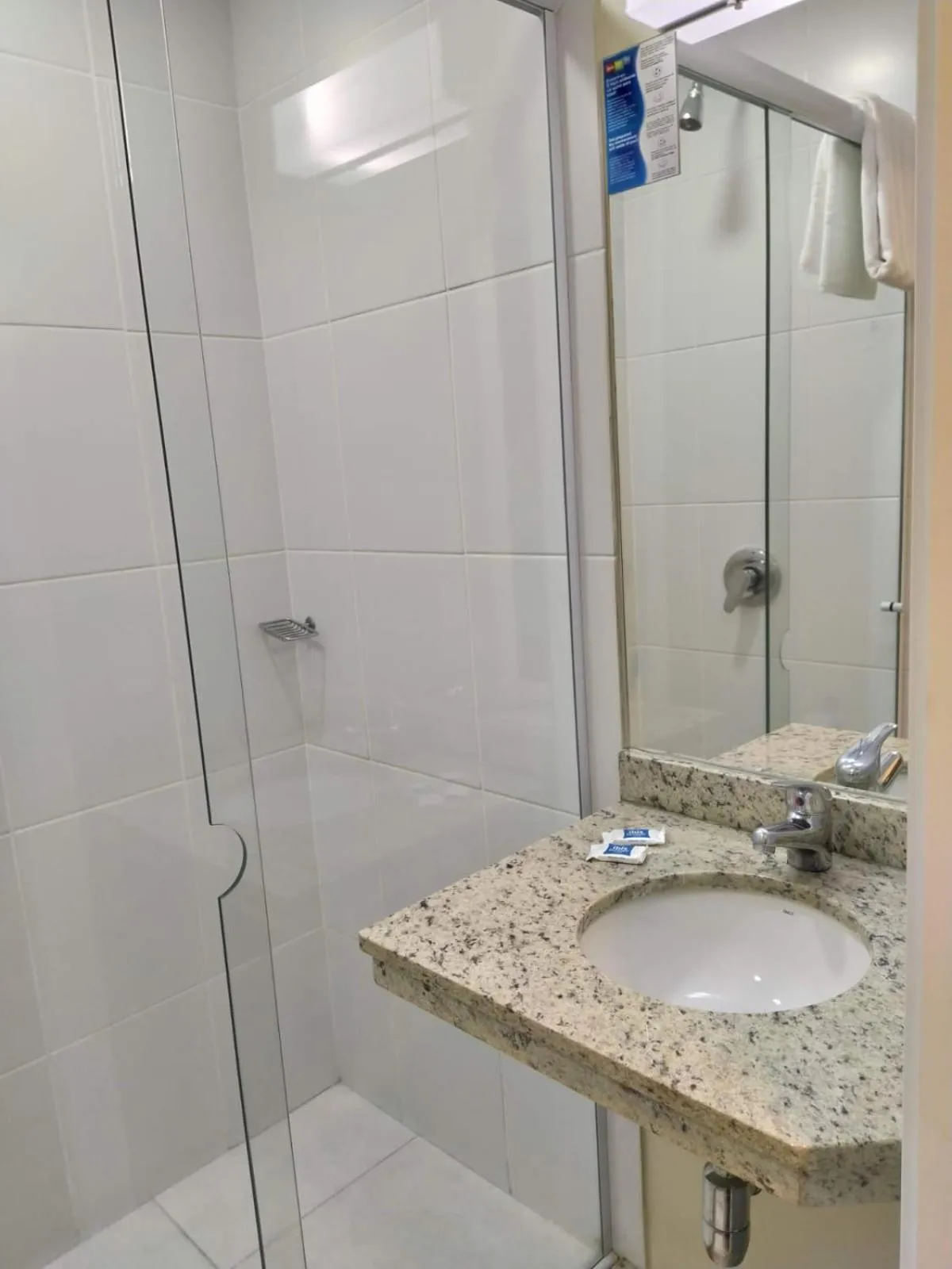 Bathroom in ibis budget Manhuaçu