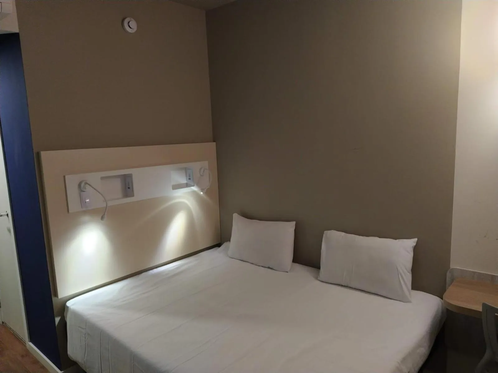 Bedroom, Bed in ibis budget Manhuaçu