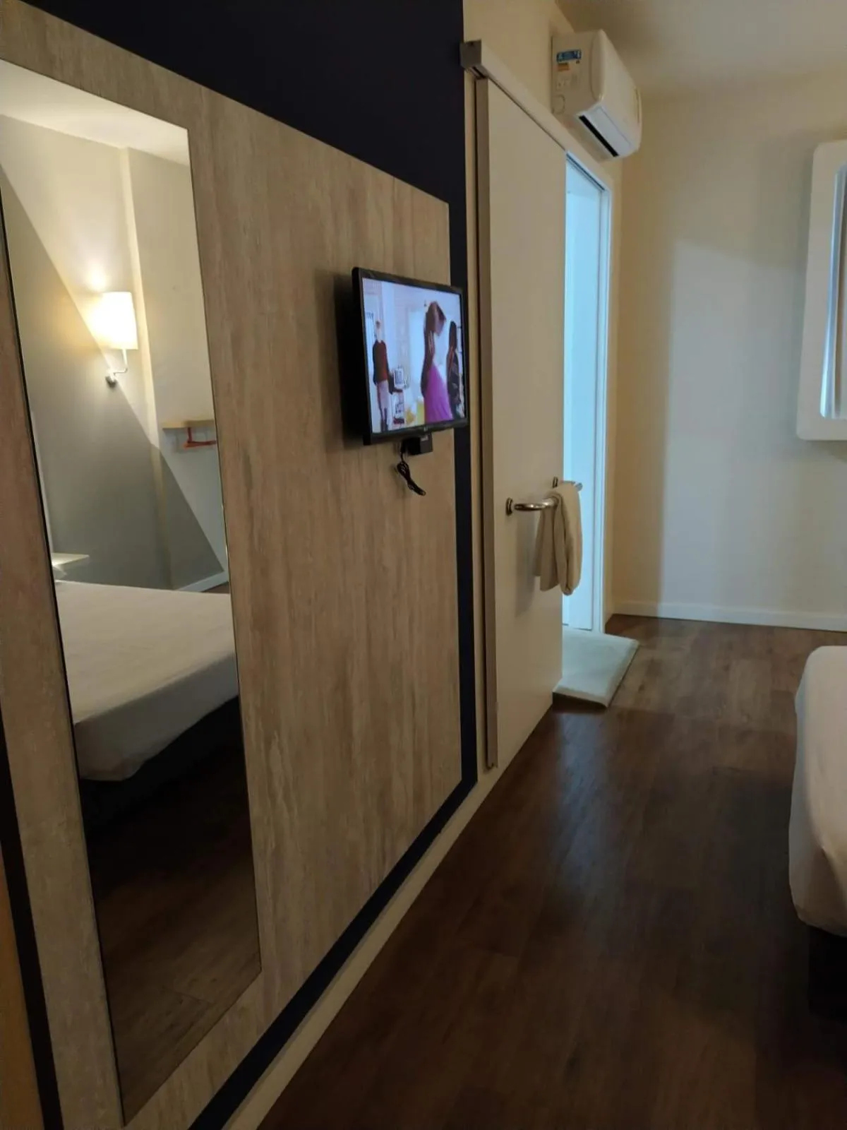 Facility for disabled guests, Bed in ibis budget Manhuaçu