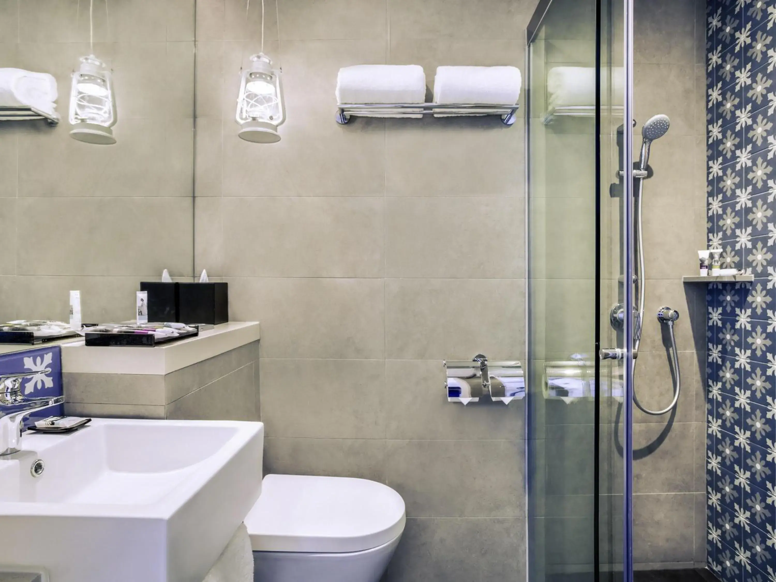 Deluxe Twin Room, Higher Floor, Free Mini-bar in Mercure Singapore On Stevens Deluxe Twin Room, Higher Floor, Free Mini-bar in Mercure Singapore On Stevens